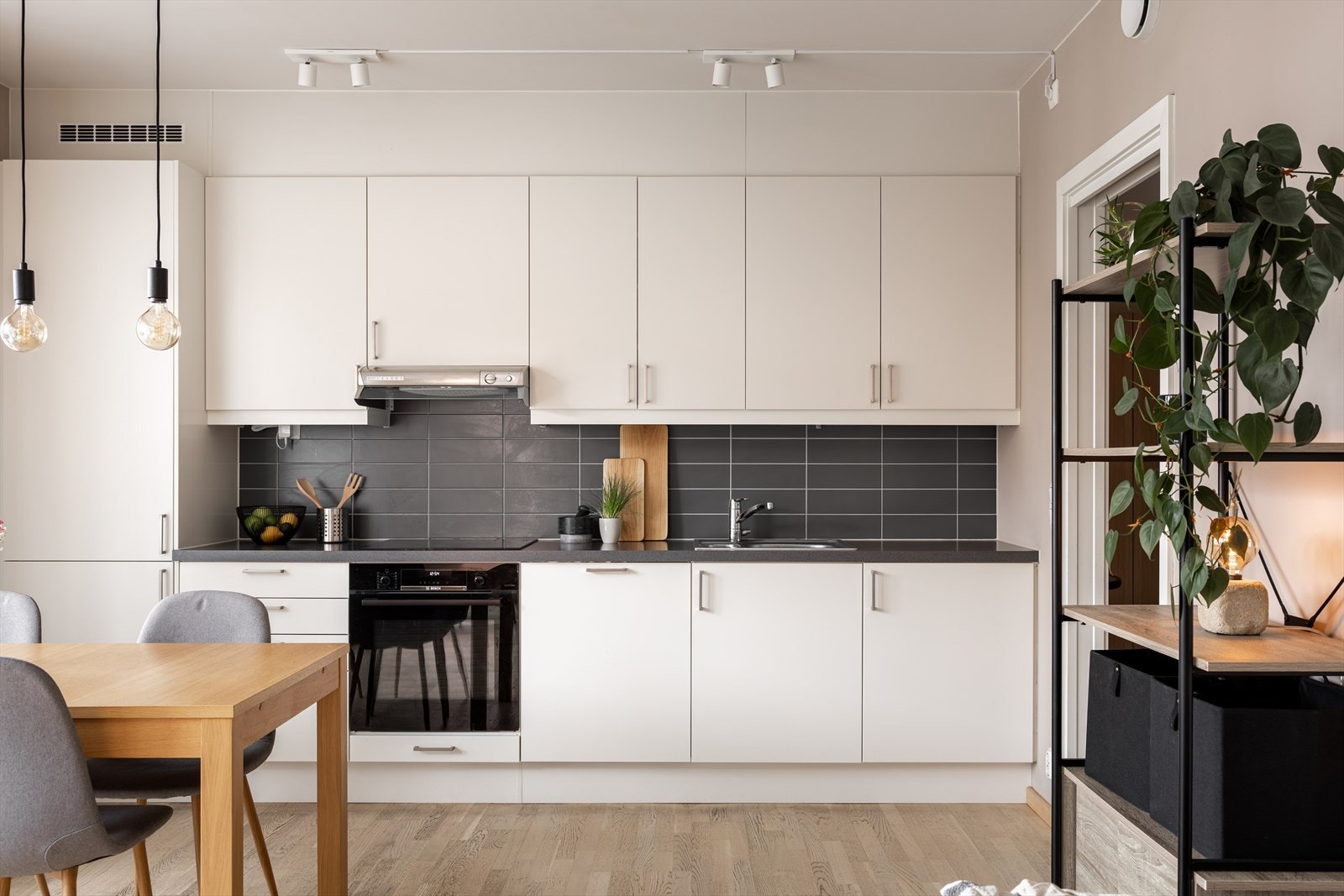 Dette er en gjennomført 3-roms leilighet med fin beliggenhet i byggets 3. etasje og med gjennomgående god standard. Galleribilde