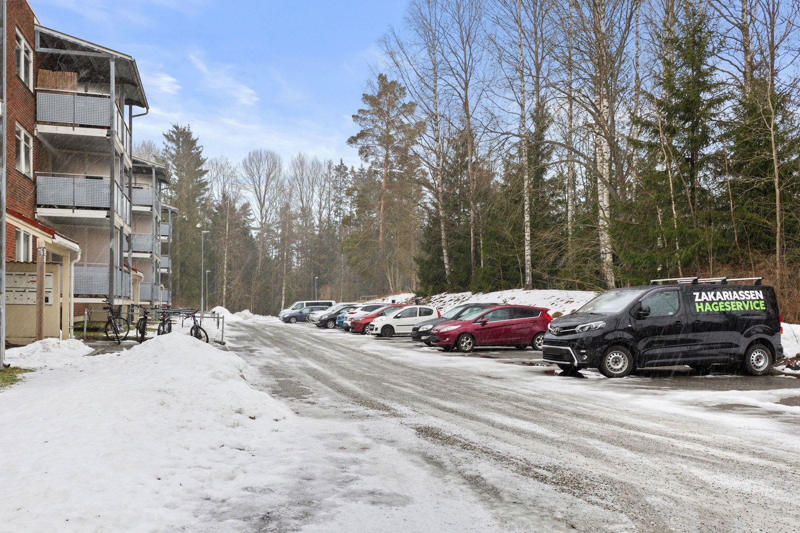 Det er mulig å parkere på felles parkeringsplass med elbilladere. Ellers er parkering etter områdets gjeldende bestemmelser Galleribilde