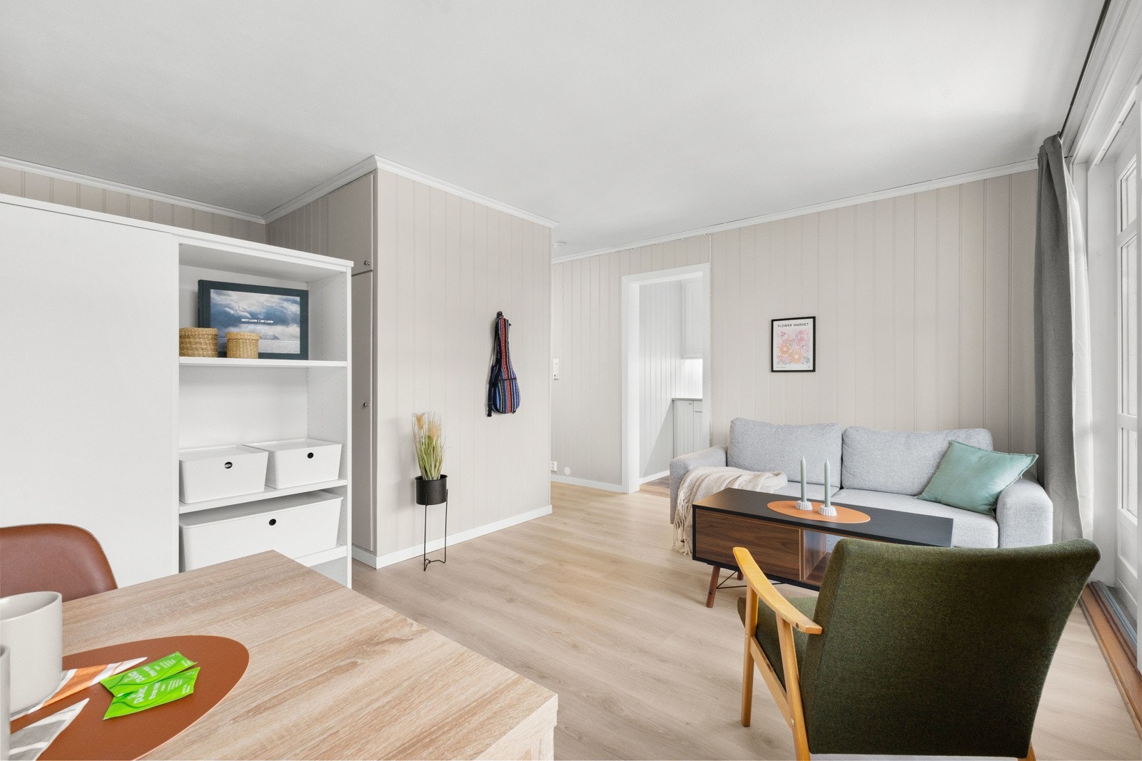 Stuen har en god planløsning med plass til både sofa- og spisegruppe, oppbevaringsmøblement samt avsatt plass til dobbeltseng Galleribilde