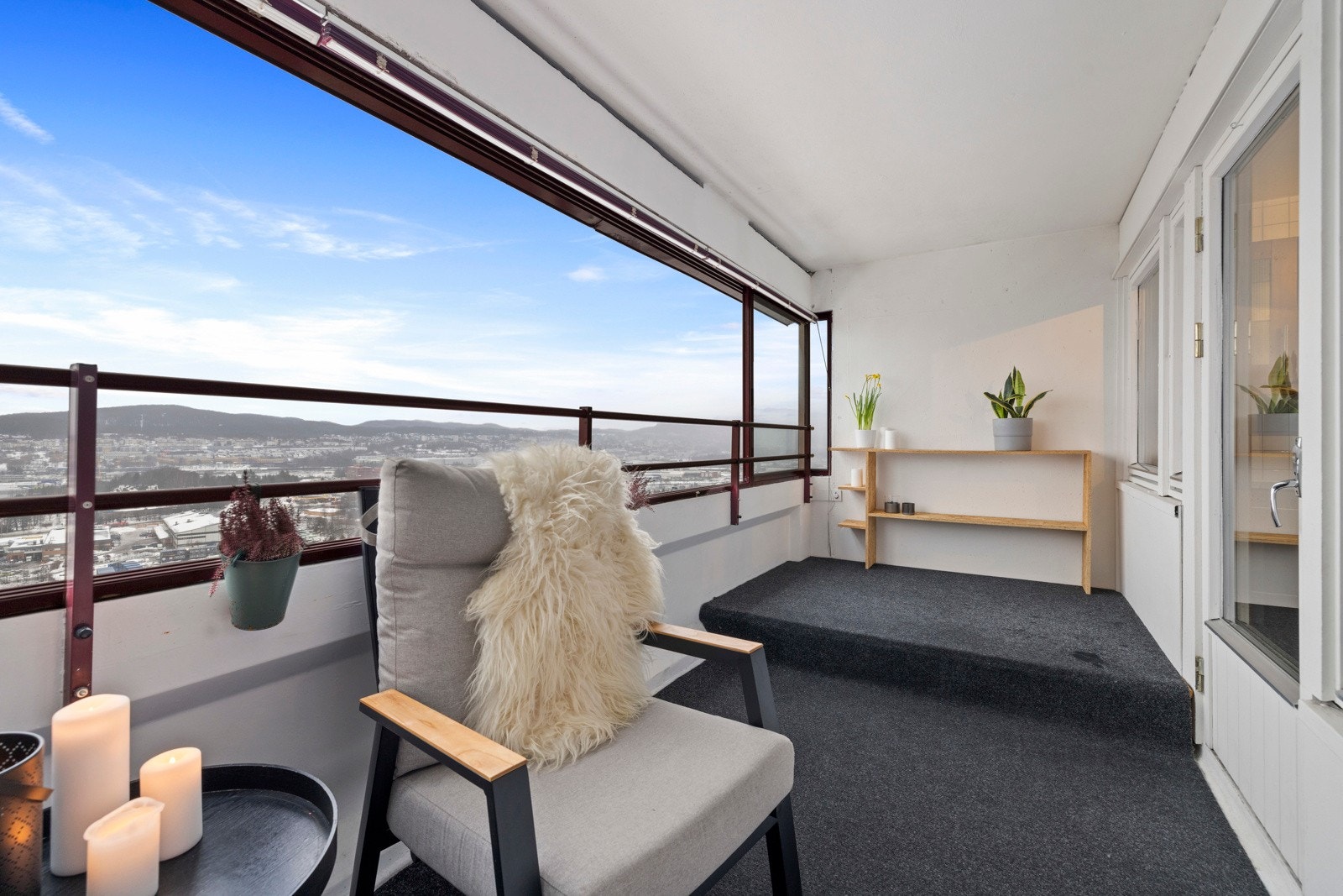 Leiligheten er høyt plassert i 13. etasje, med innglasset balkong og vidstrakt utsikt Galleribilde