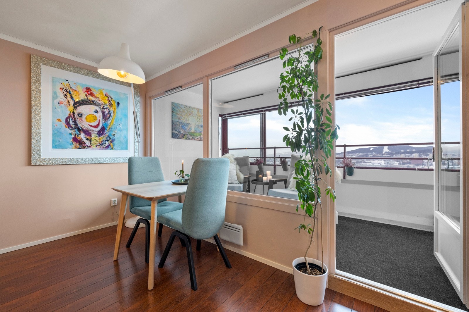 I sonen mellom stue og kjøkken er det plass til spisebord og utgang til balkongen Galleribilde