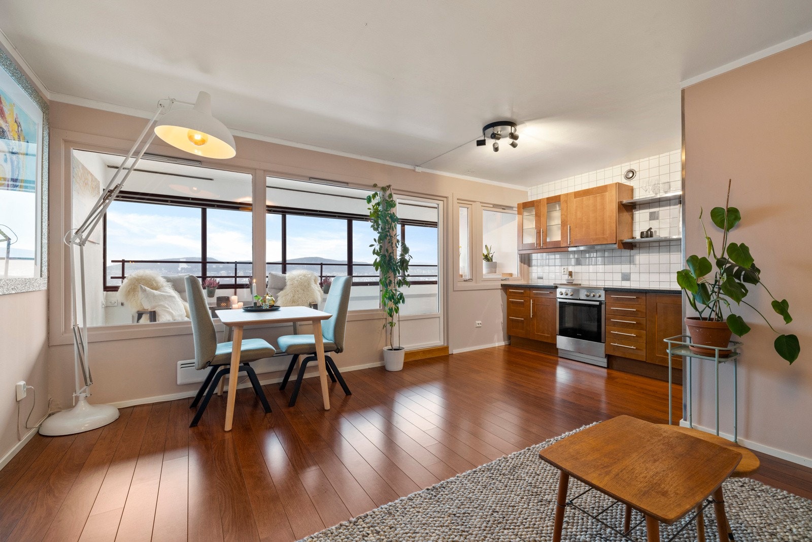 Sammen med kjøkkenet danner stuen et åpent allrom, med gode lys- og utsiktsforhold via store vinduer i front Galleribilde