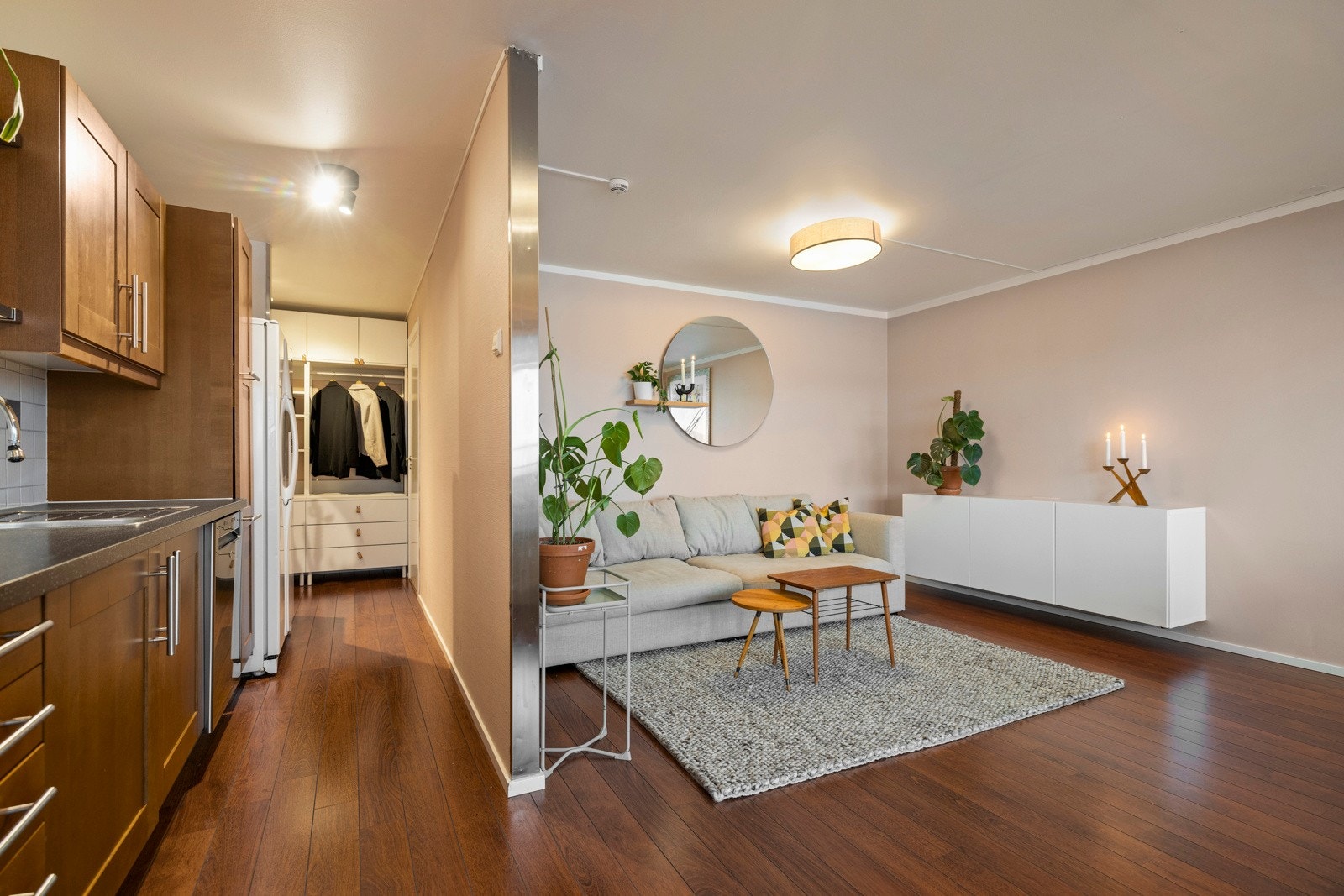 Velkommen til Tvetenveien 231 - en attraktiv og romslig 2-roms leilighet med spektakulær utsikt over Oslo! Galleribilde