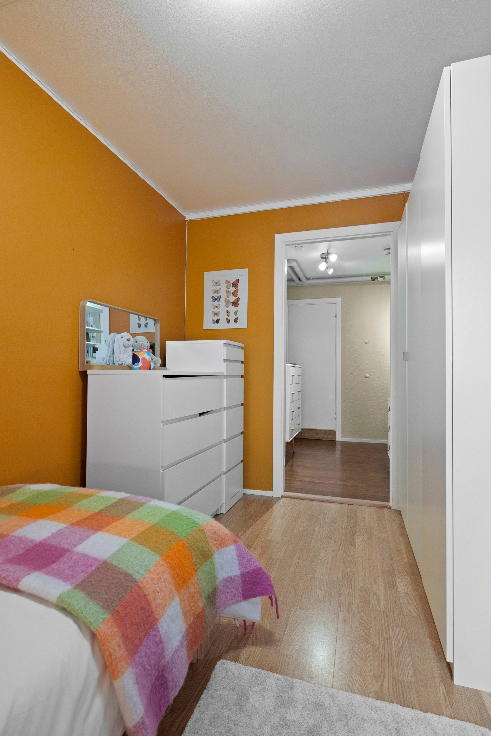 Her er det plass til enkeltseng og diverse oppbevaringsmøblement Galleribilde