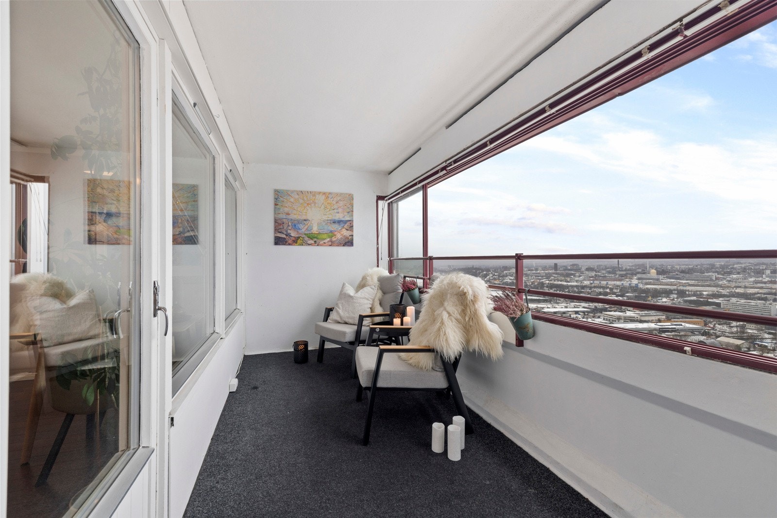 Balkongen har teppegulv og et areal på ca. 11 kvm, med gode møbleringsmuligheter Galleribilde