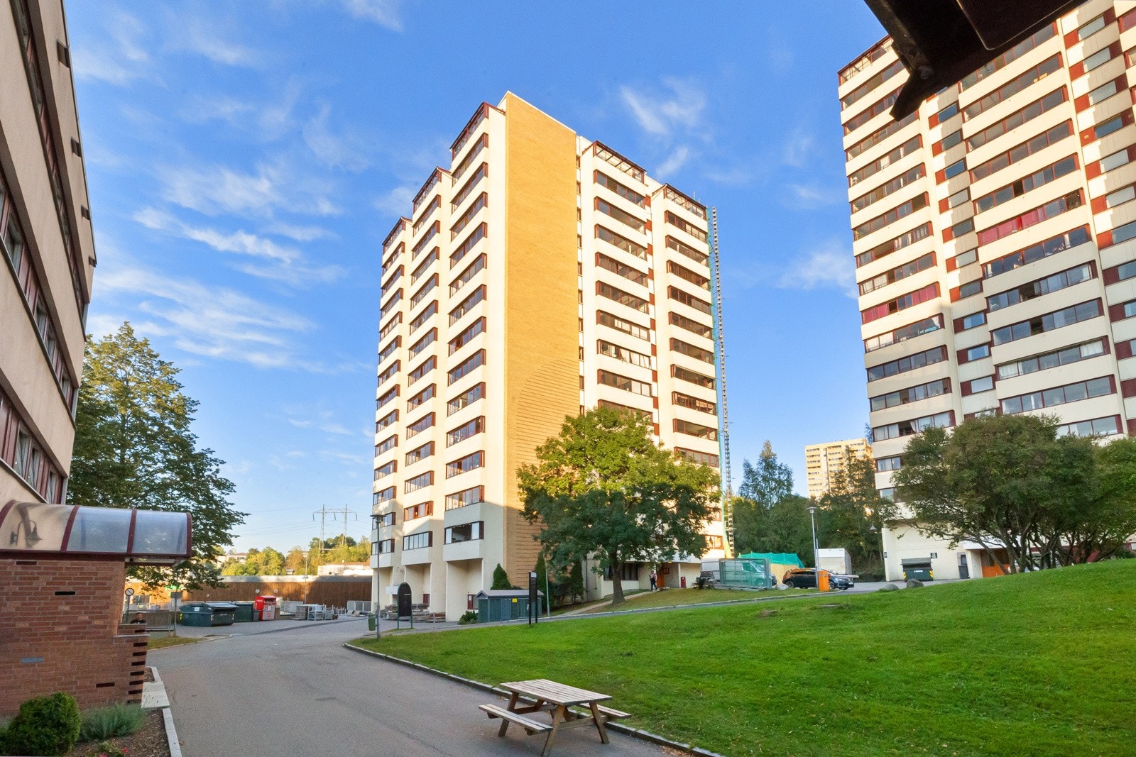 Fellesområdet i borettslaget er opparbeidet med trær, store grøntarealer, asfalterte internveier og lekeapparater til glede for de minste Galleribilde