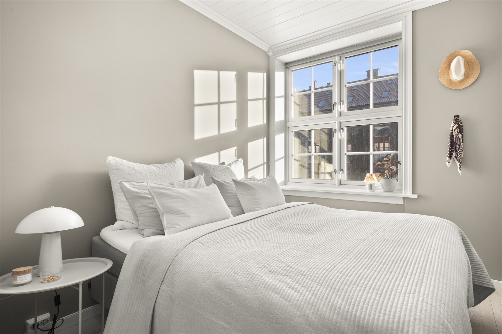 Det er god plass til dobbeltseng med tilhørende nattbord på hver side. Galleribilde