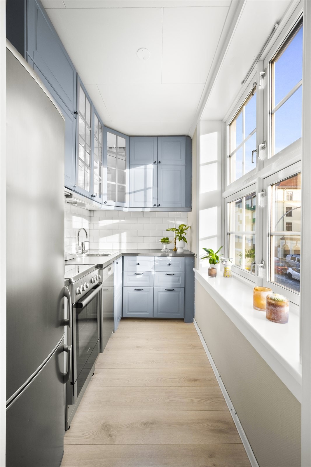 Flott, separat kjøkken med masse lagringsplass i både skap og skuffer. Galleribilde