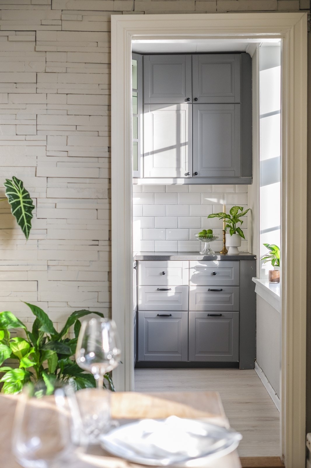 Spisebordet har god tilknytning til kjøkkenet. Galleribilde