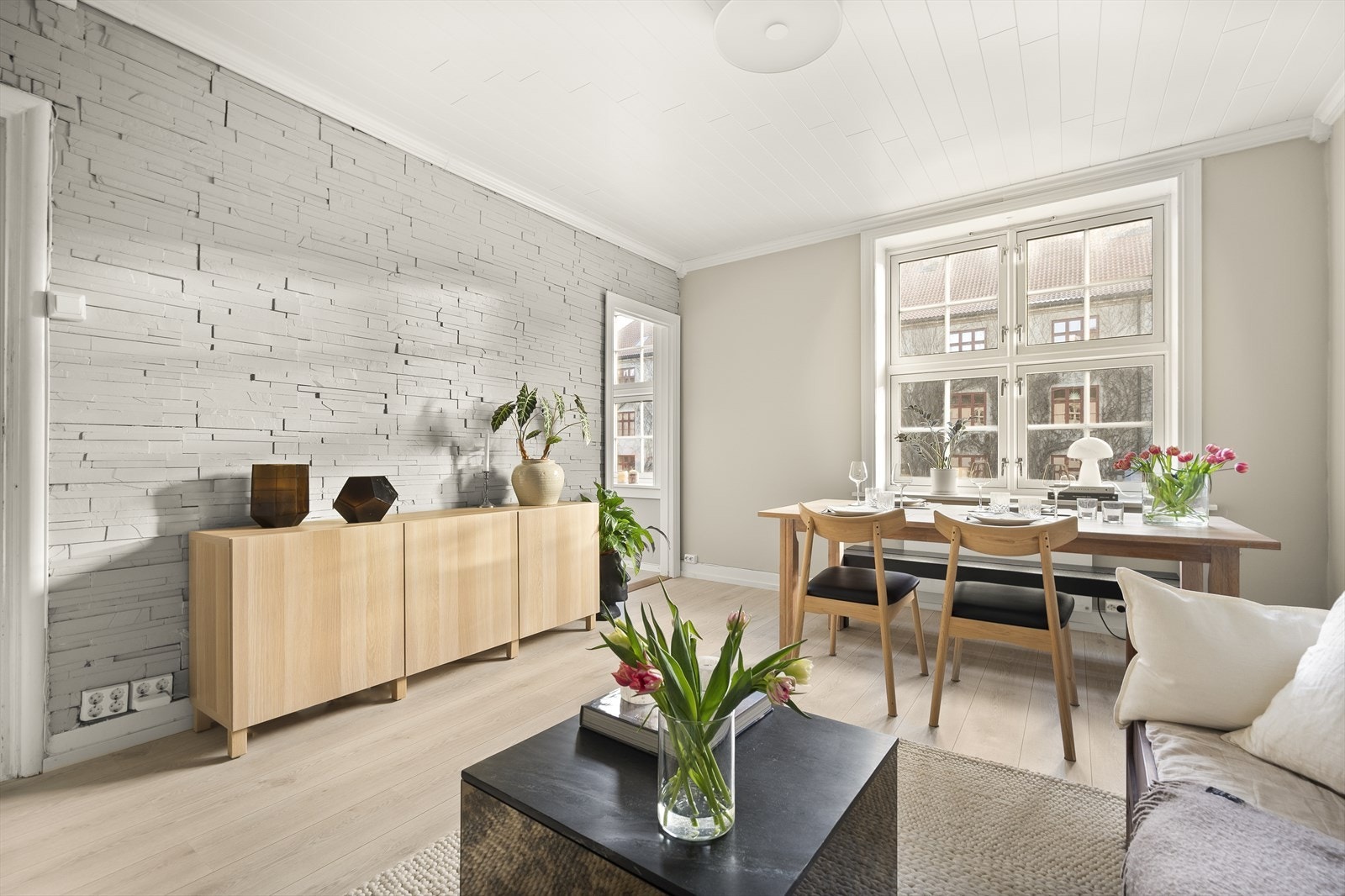 Overflatene er tidsriktige, og ble pusset opp i 2020. På gulvet er det en-stavs laminat og veggene er malt i behagelige fargetoner. Galleribilde