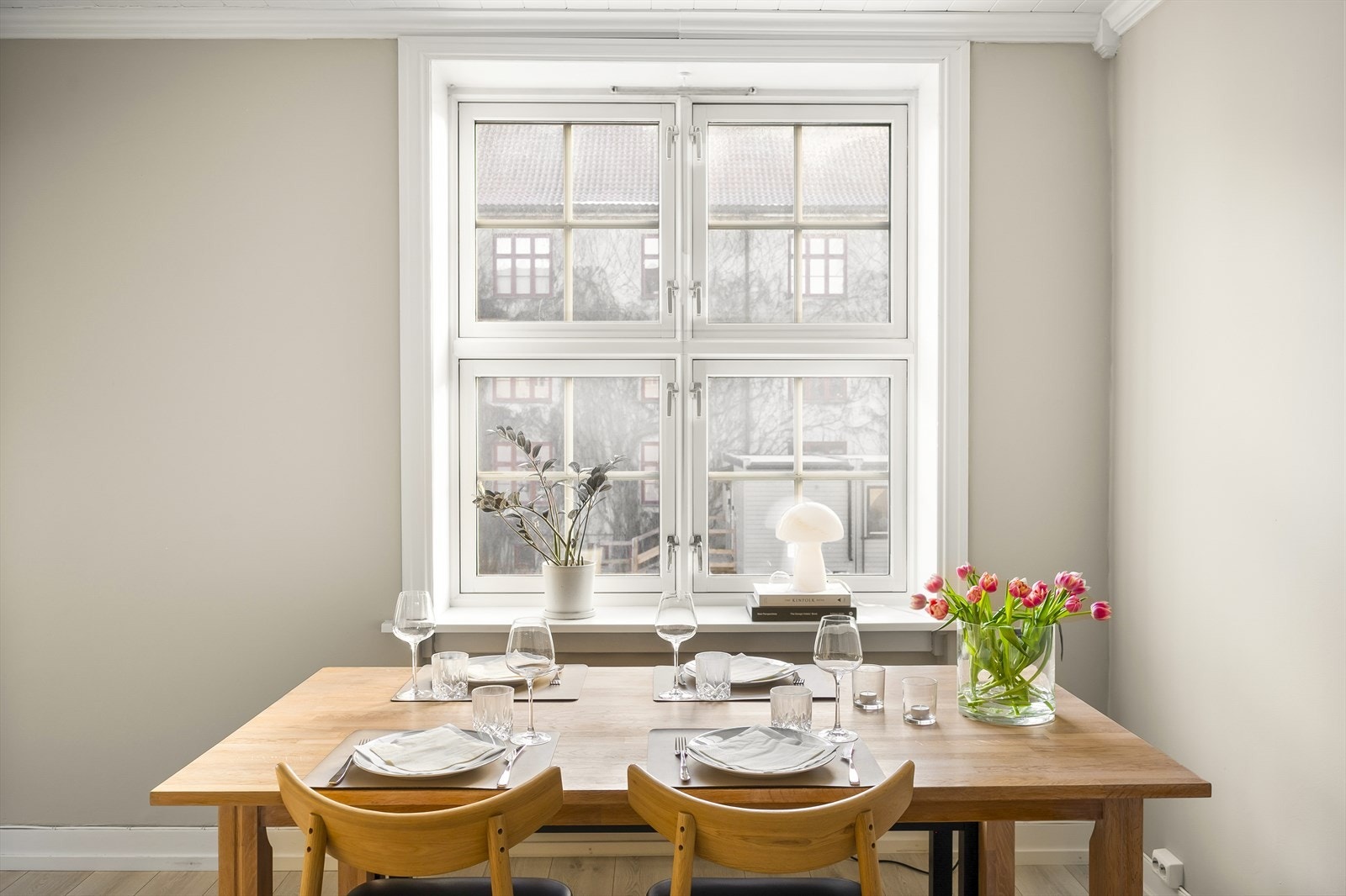 De dype vinduskarmene passer perfekt for planter og dekor. Galleribilde