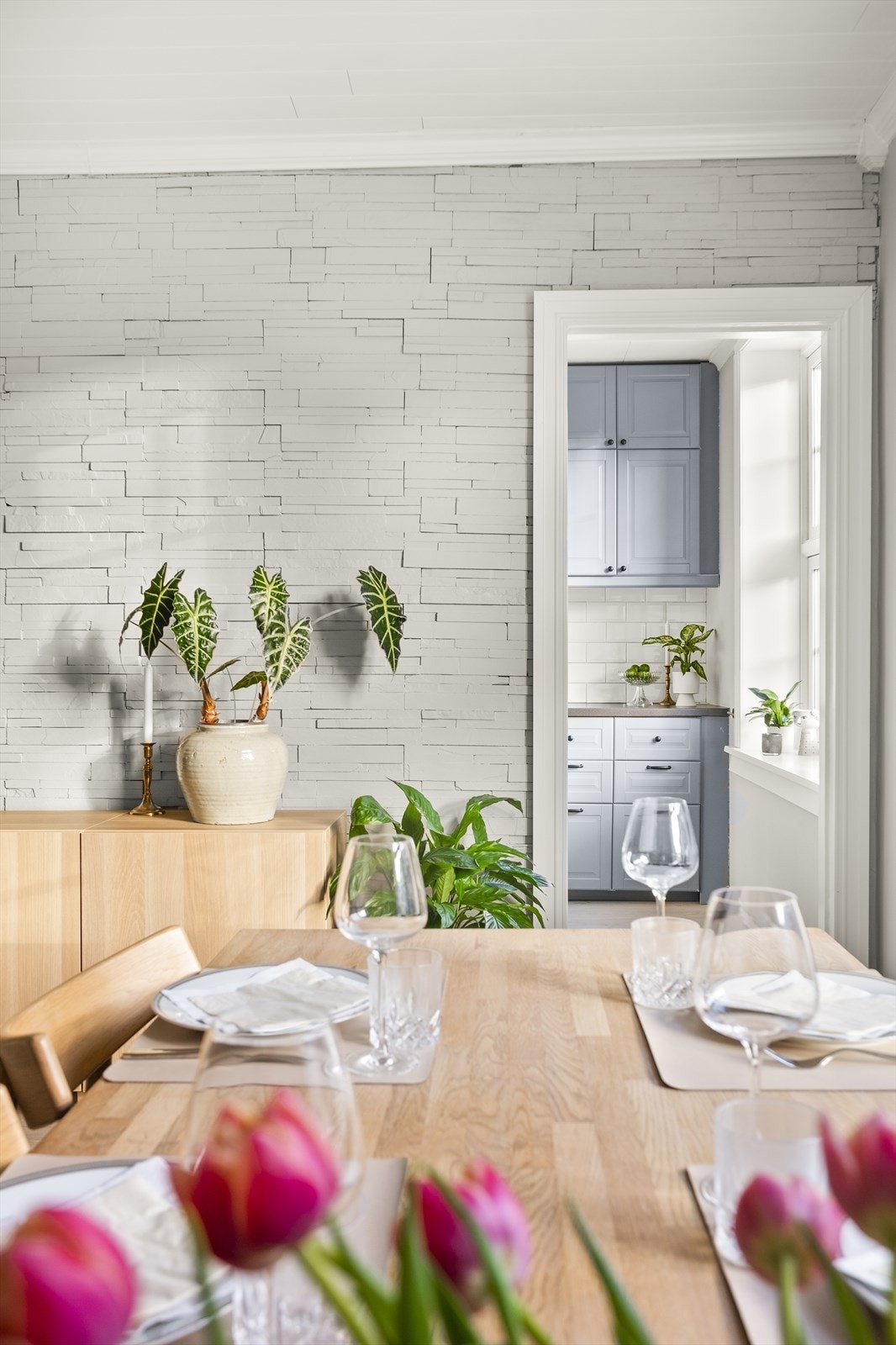 Det er adkomst til kjøkkenet fra stuen. Galleribilde