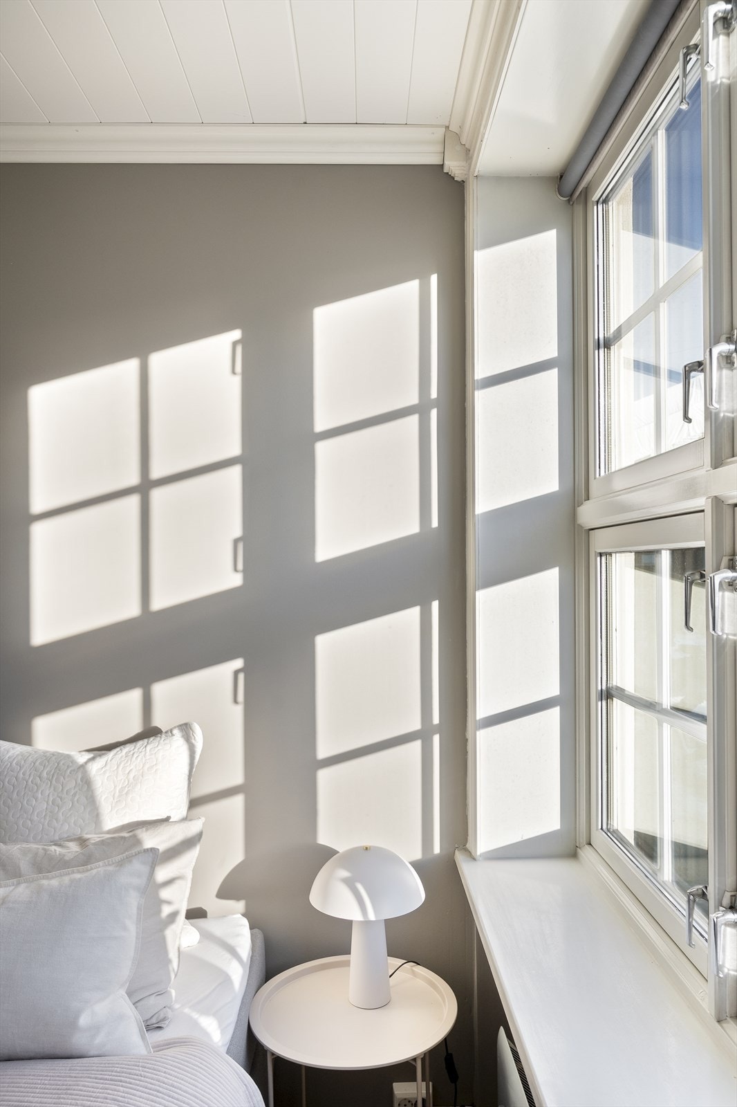 Stort vindu sikrer godt med lys og luft. Galleribilde