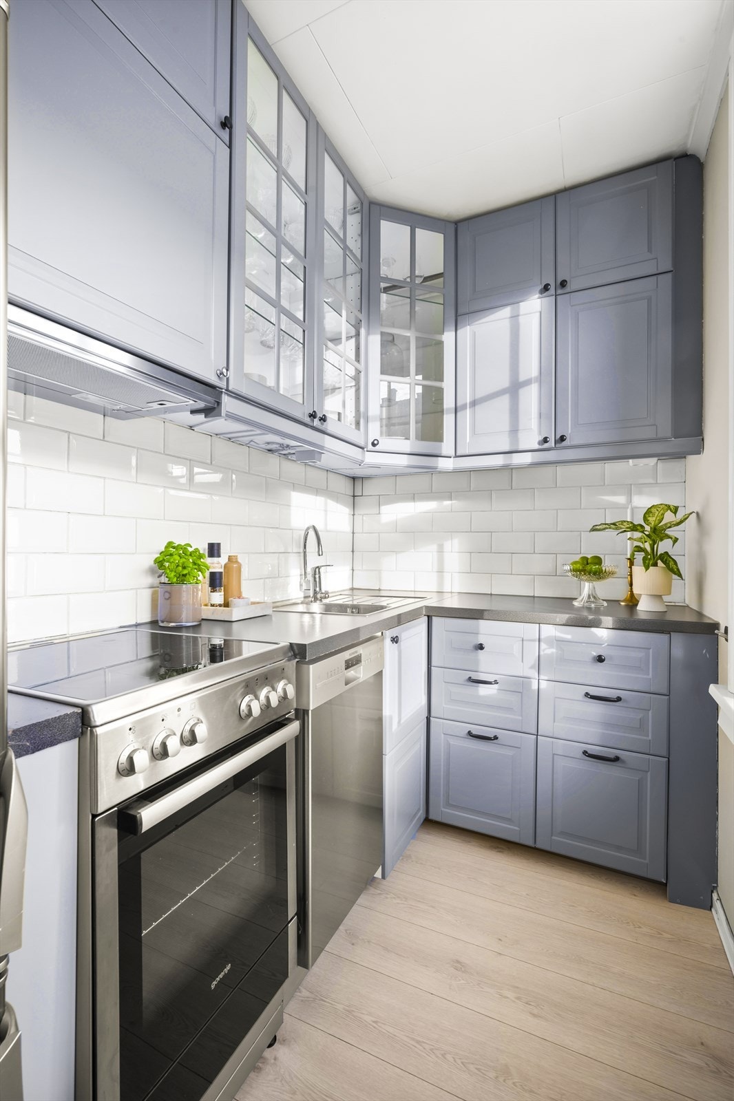 Hvitevarene er frittstående med plass til kjøleskap, komfyr og oppvaskmaskin. Kullfilterventilator fra Ikea (byttet i 2023). Galleribilde