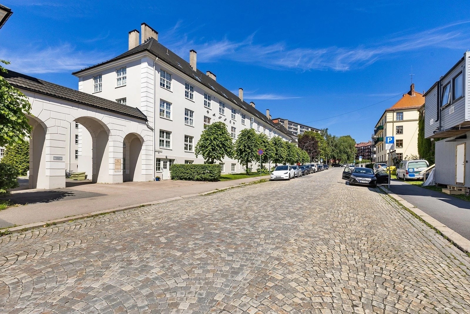 Leiligheten ligger i en vakker bygård i en tilbaketrukket gate. Galleribilde