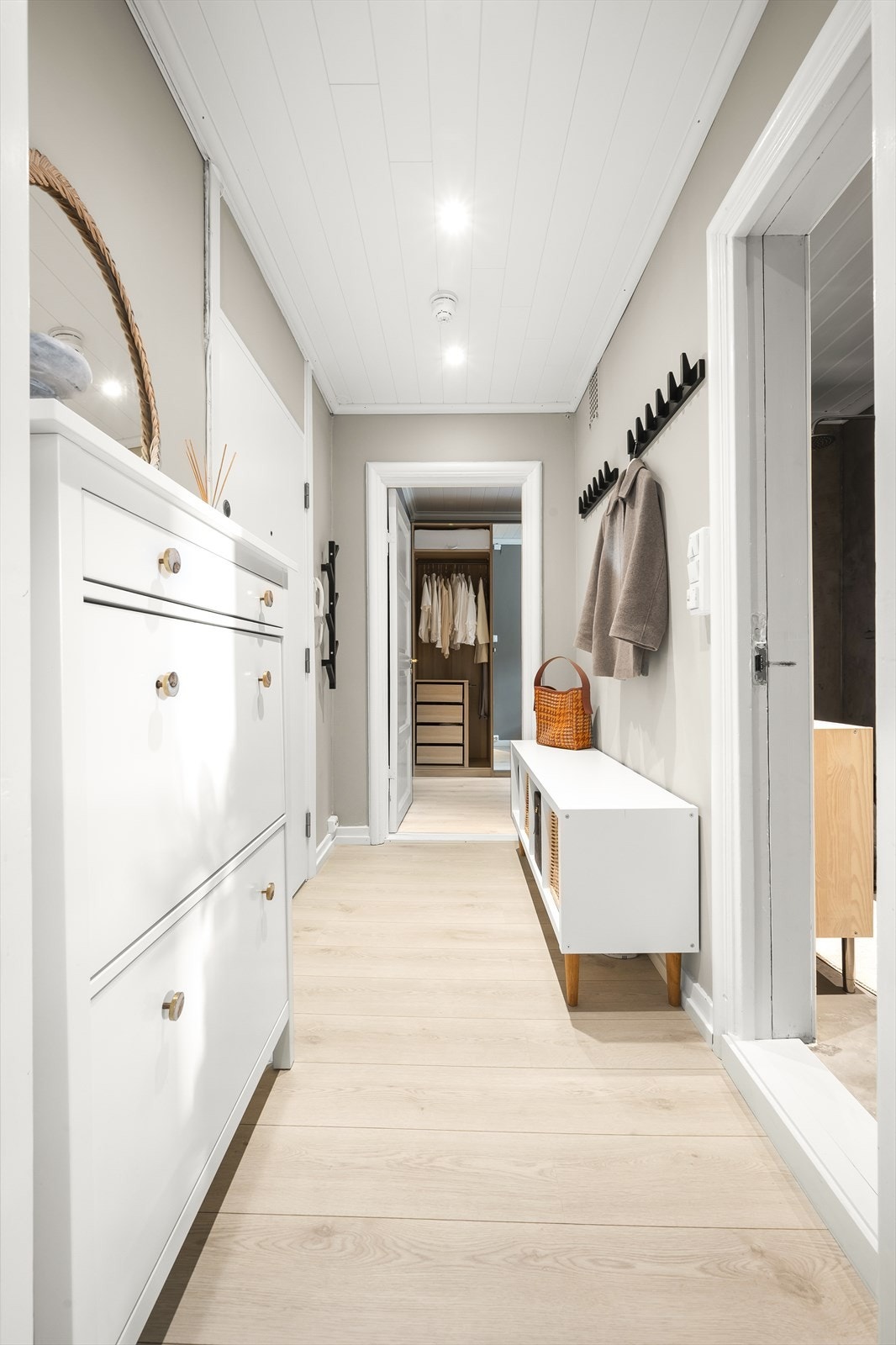 I gangen er det plass til knagger og skohylle for oppbevaring av yttertøy. Galleribilde