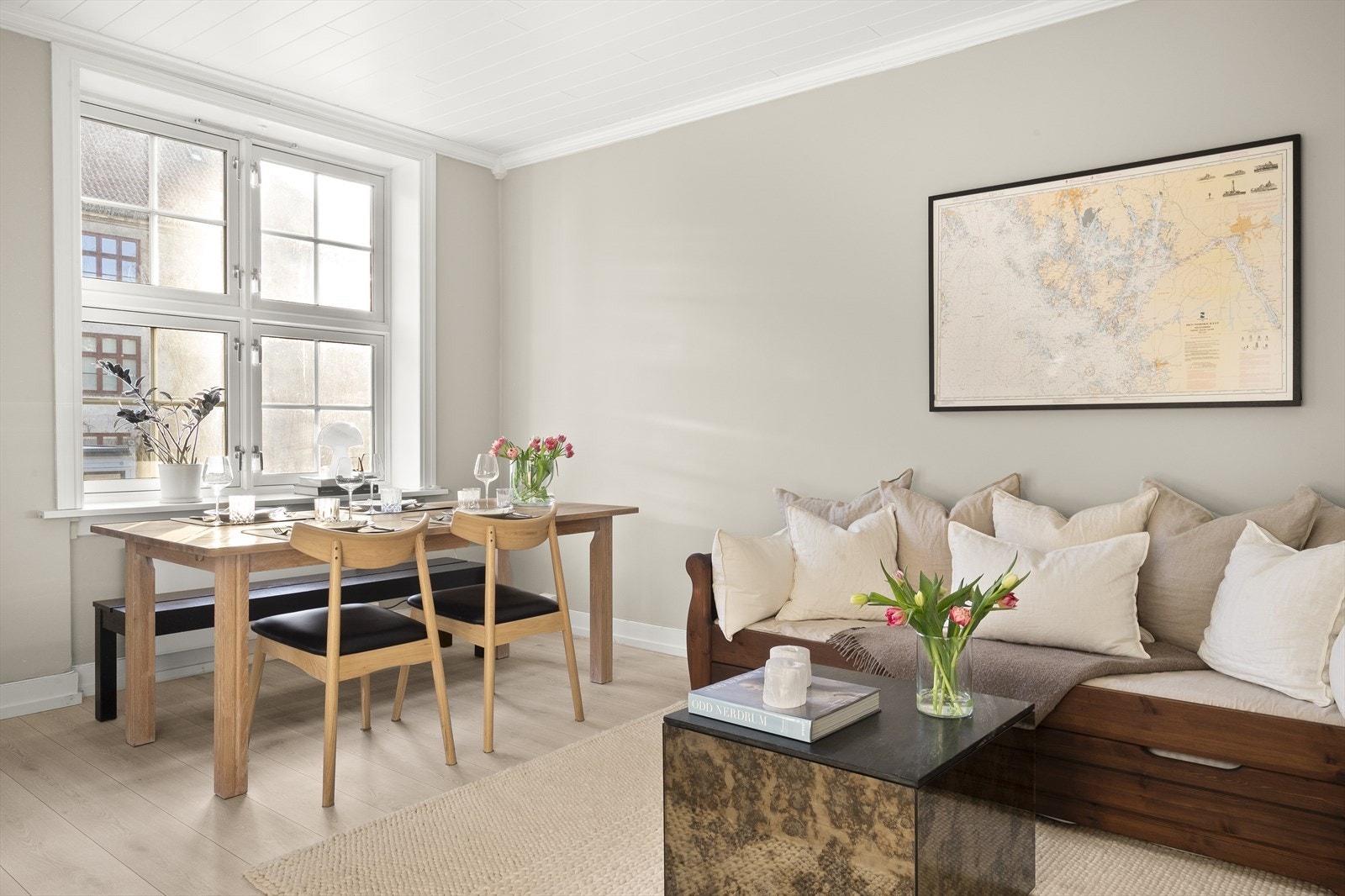 I stuen er det god plass til både sofa med tilhørende møblement og spisegruppe. Galleribilde