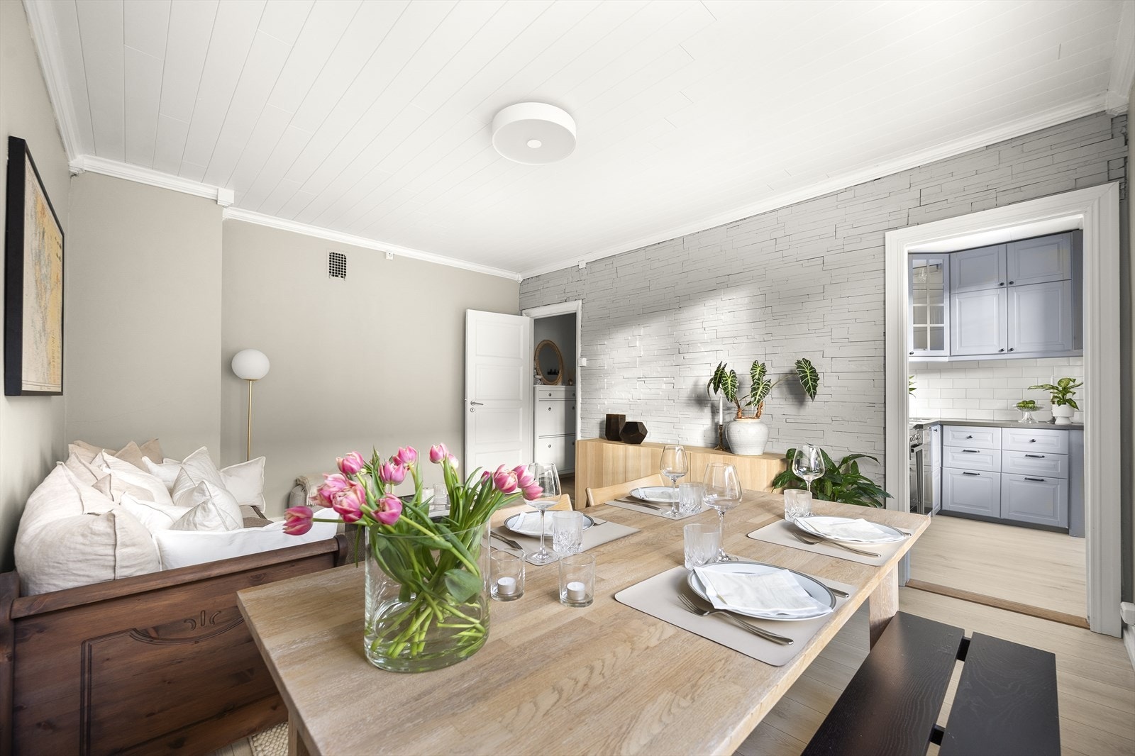 Den gode himlingshøyden på 2,67 meter og de optimale lysforholdene bidrar til en luftig og åpen romfølelse. Galleribilde