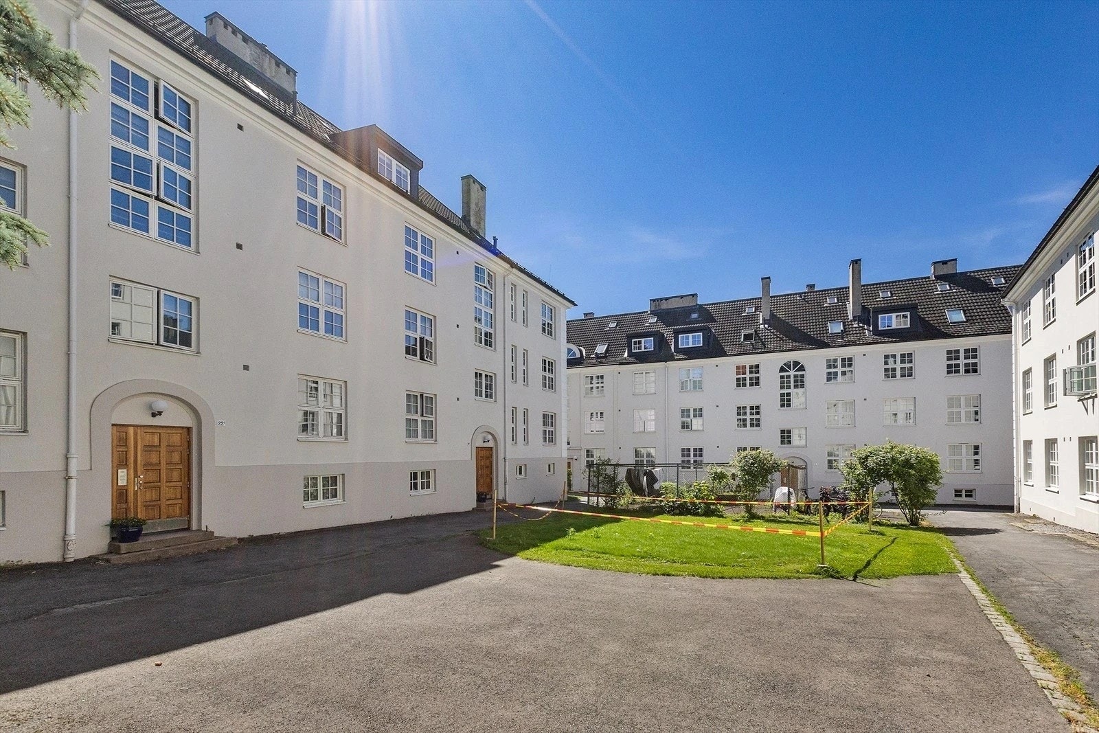 Det er sittegrupper og sykkelparkering for beboerne. Galleribilde