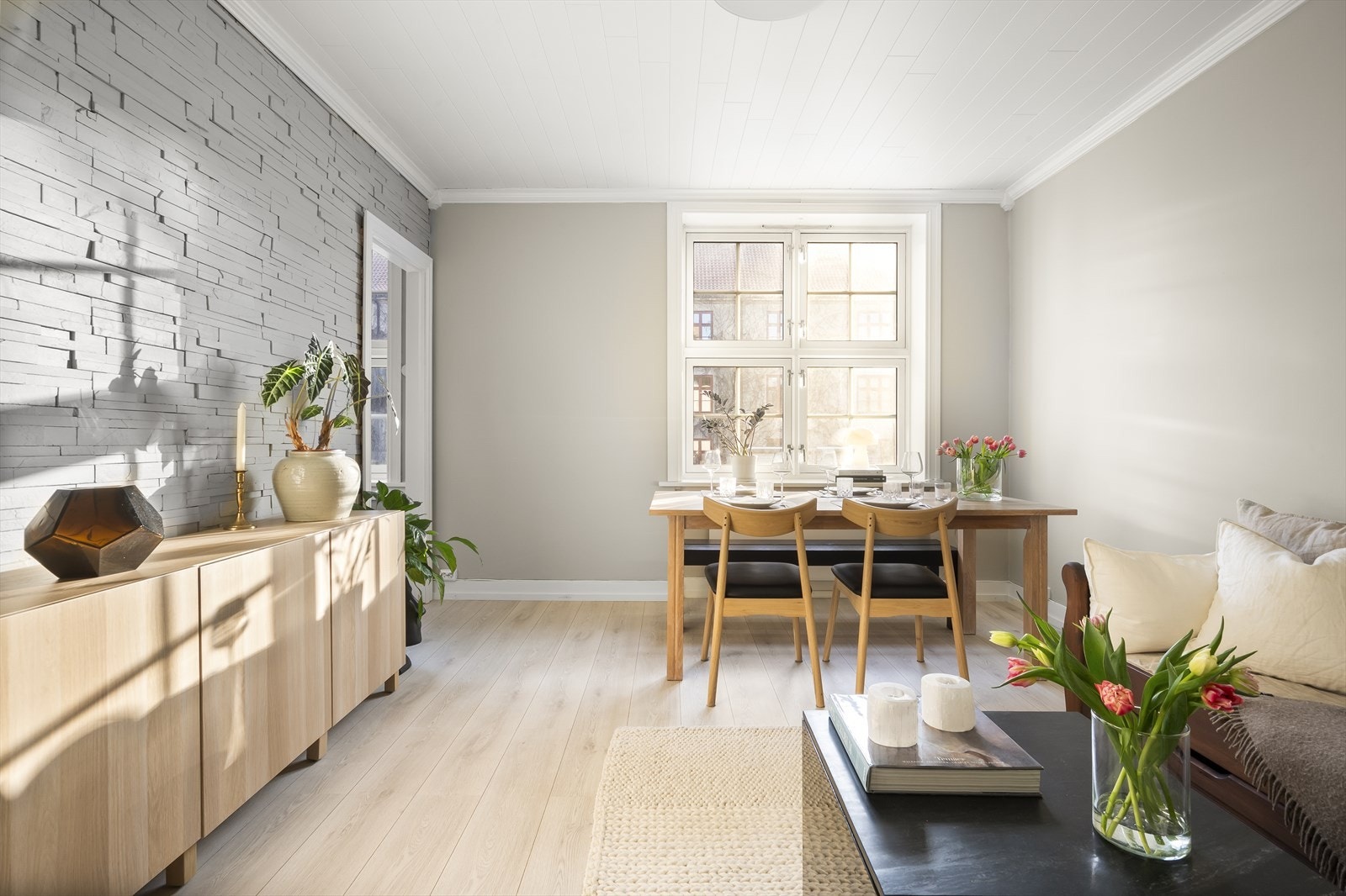 Planløsningen i rommet oppleves naturlig, og kan enkelt innredes i ulike soner. Galleribilde