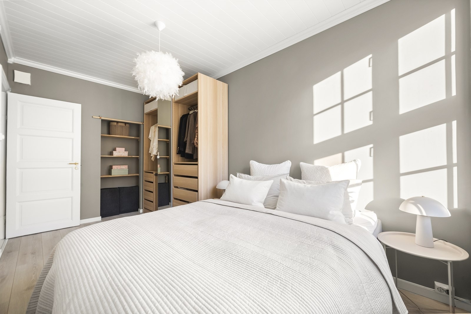 Soverommet er i dag innredet med romslig, åpen garderobeløsning og innebygd hylle. Galleribilde