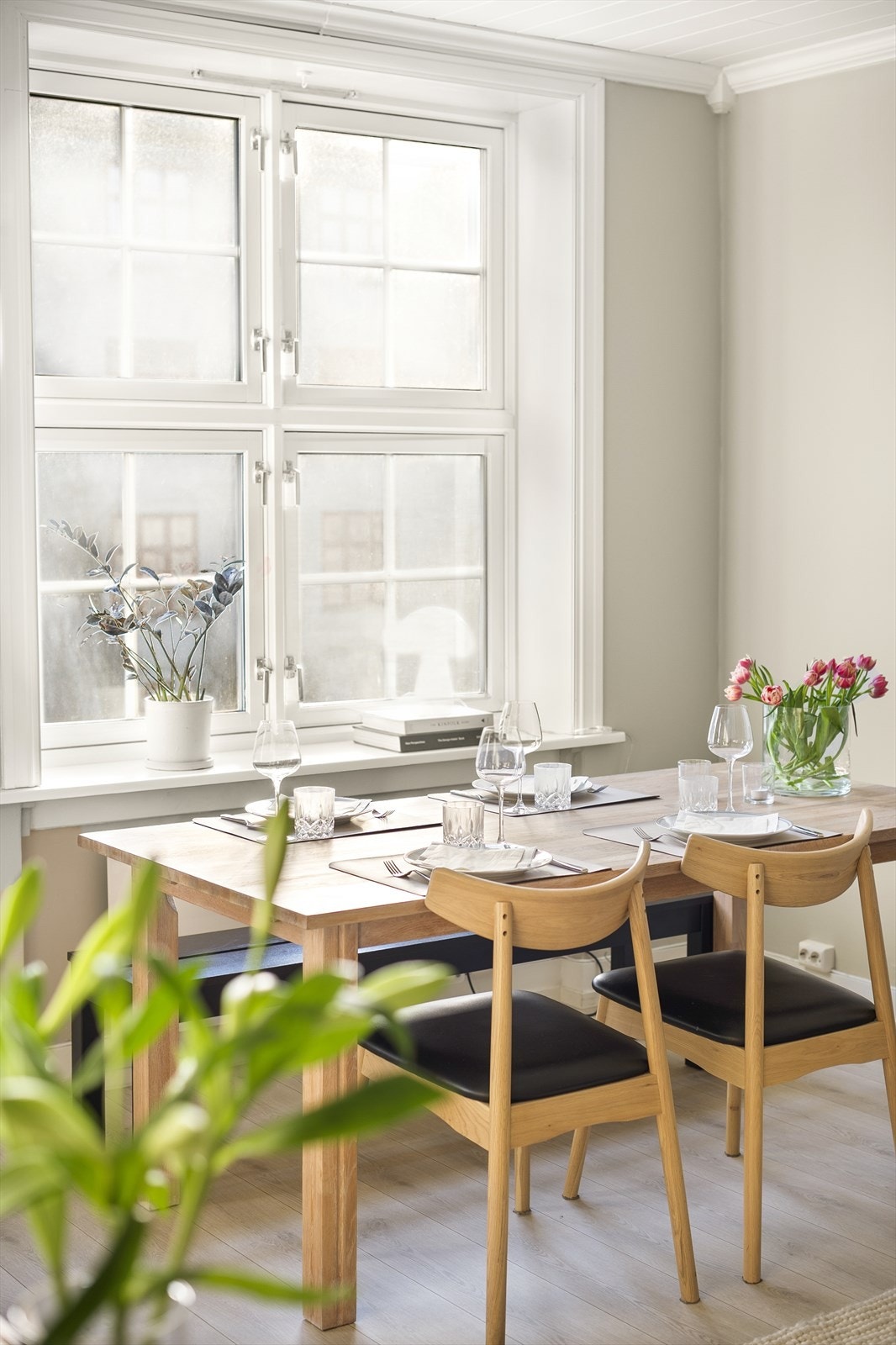 Det første du legger merke til er de store vindusflatene som slipper inn rikelig med naturlig lys. Galleribilde