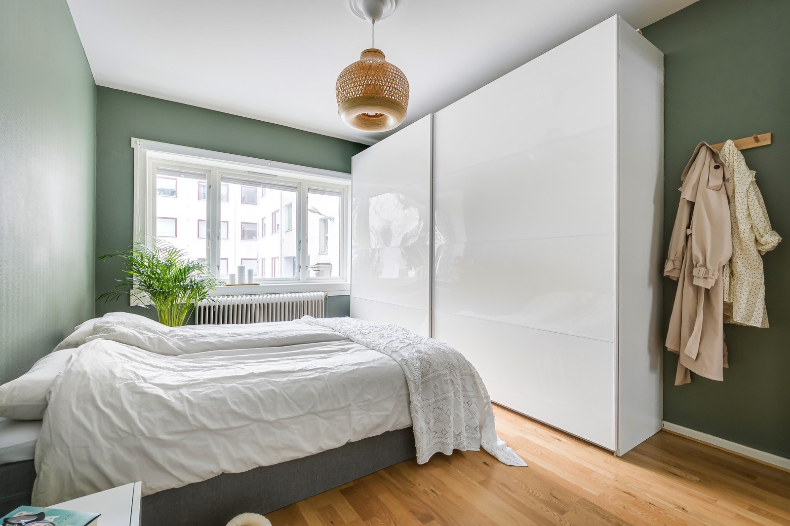 Rikelig med oppbevaringsplass i stor medfølgende skyvedørsgarderobe. Galleribilde