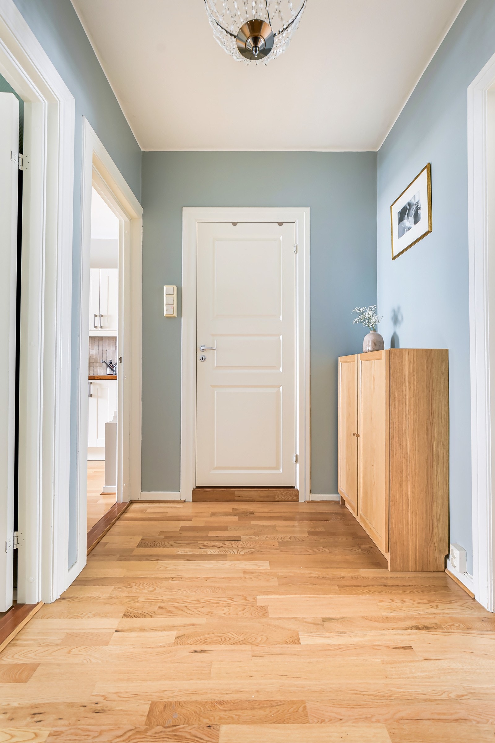 Du ønskes velkommen inn i en lys, innbydende og praktisk entré. Galleribilde