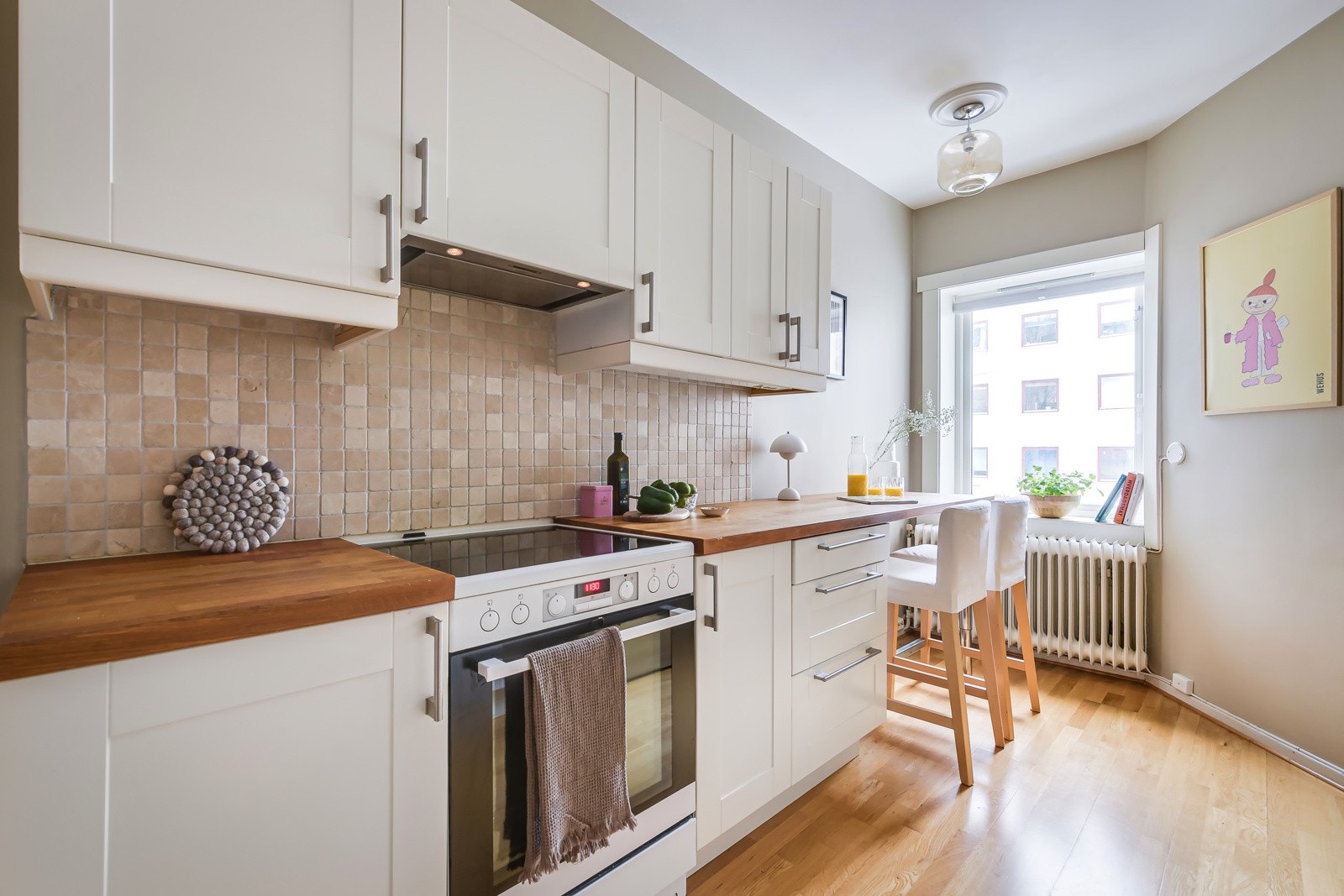 Ved den store vindusflaten har du en koselig integrert barløsning som gjør at også kjøkkenet blir et naturlig oppholdsrom. Galleribilde