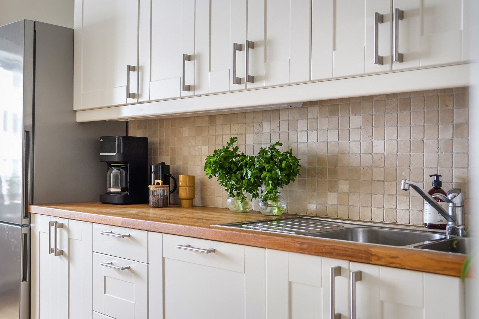 På kjøkkenet har du plass til frittstående hvitevarer som komfyr og kjøleskap med frysedel. Kjøkkenet er også utstyrt integrert oppvaskmaskin fra 2024. Samtlige hvitevarer på kjøkkenet medfølger. Galleribilde