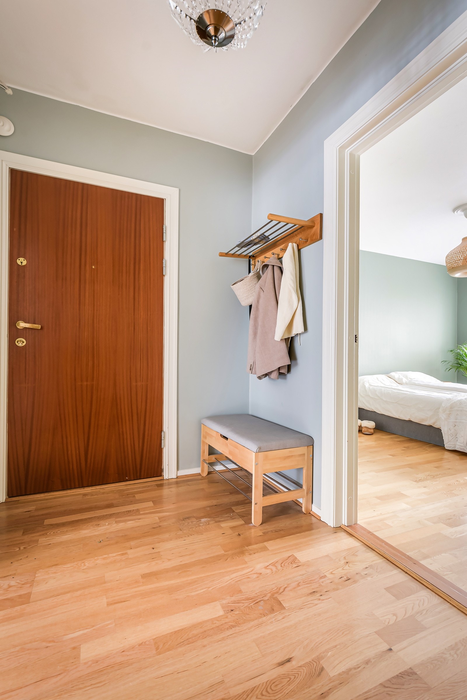 I entréen har du god plass til sko og yttertøy, samt ytterligere plass til skoskap eller kommode. Galleribilde