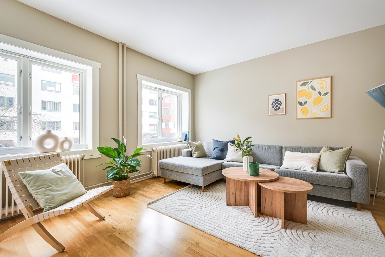 Leiligheten ligger i en høy 1. etasje, og har en gjennomgående planløsning med store, gode og lettmøblerte rom. Galleribilde