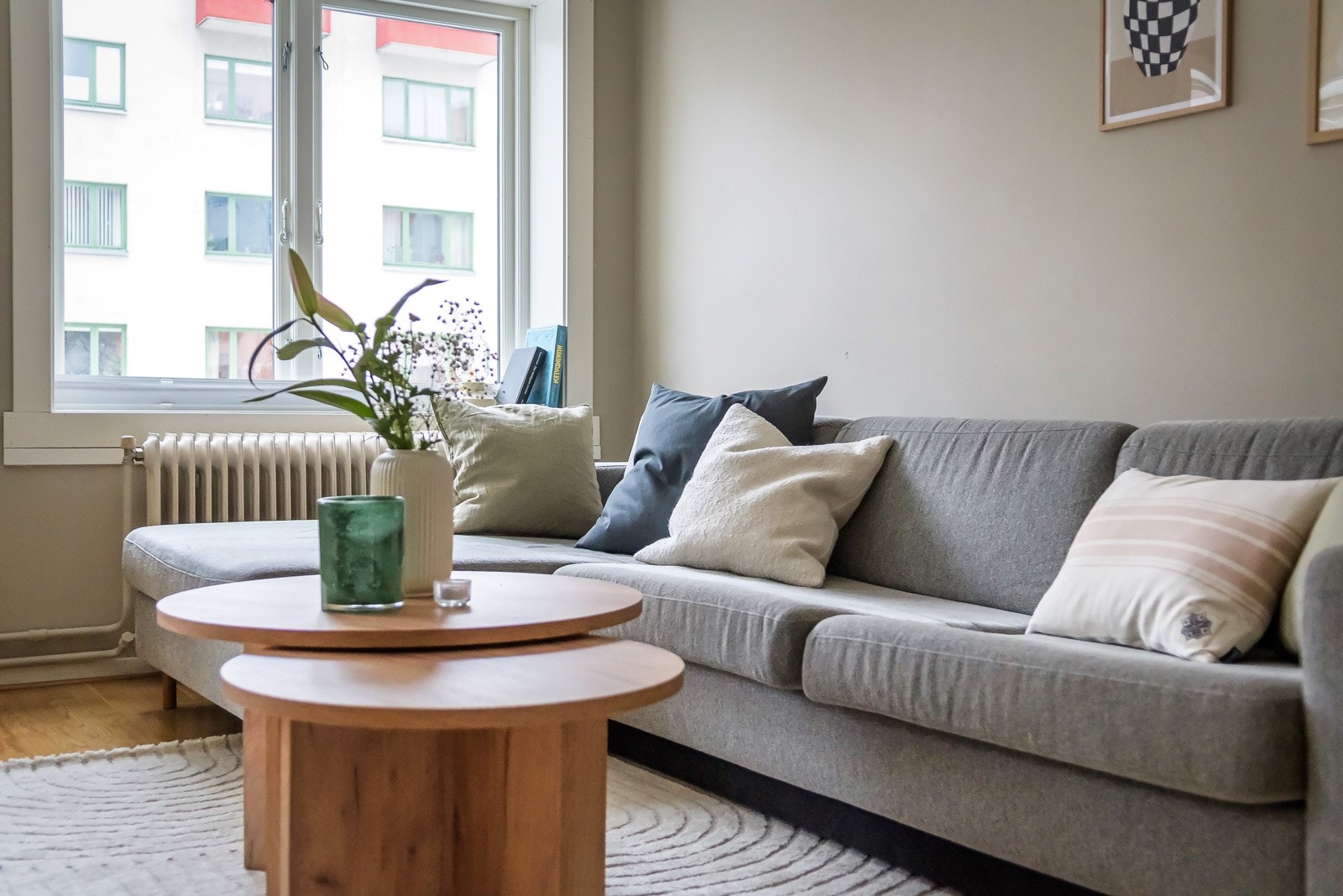 To store vindusflater slipper inn rikelig med naturlig lys, samtidig som det er minimalt med innsyn. Alle vinduene i leiligheten var nye i 2021, og det er dype vinduskarmer for planter og dekor. Galleribilde