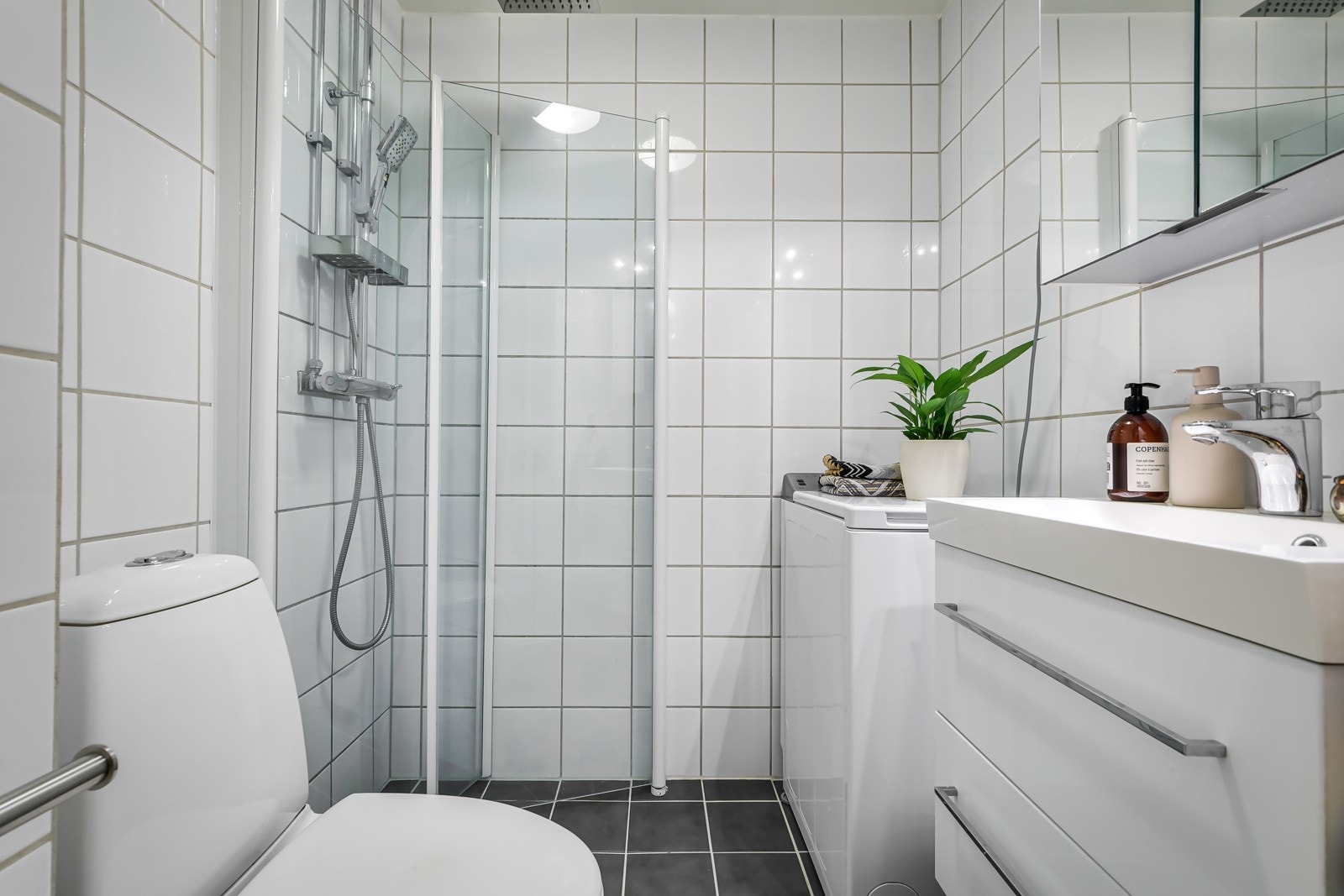 Leiligheten har et lyst og moderne flislagt baderom som ble pusset opp i regi av brl. i 2004. Galleribilde