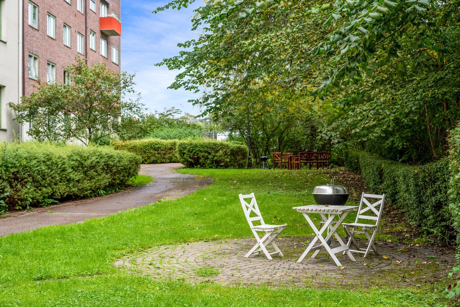 Borettslaget har en veldig hyggelig felles bakgård med felles sittegrupper og grill. Galleribilde