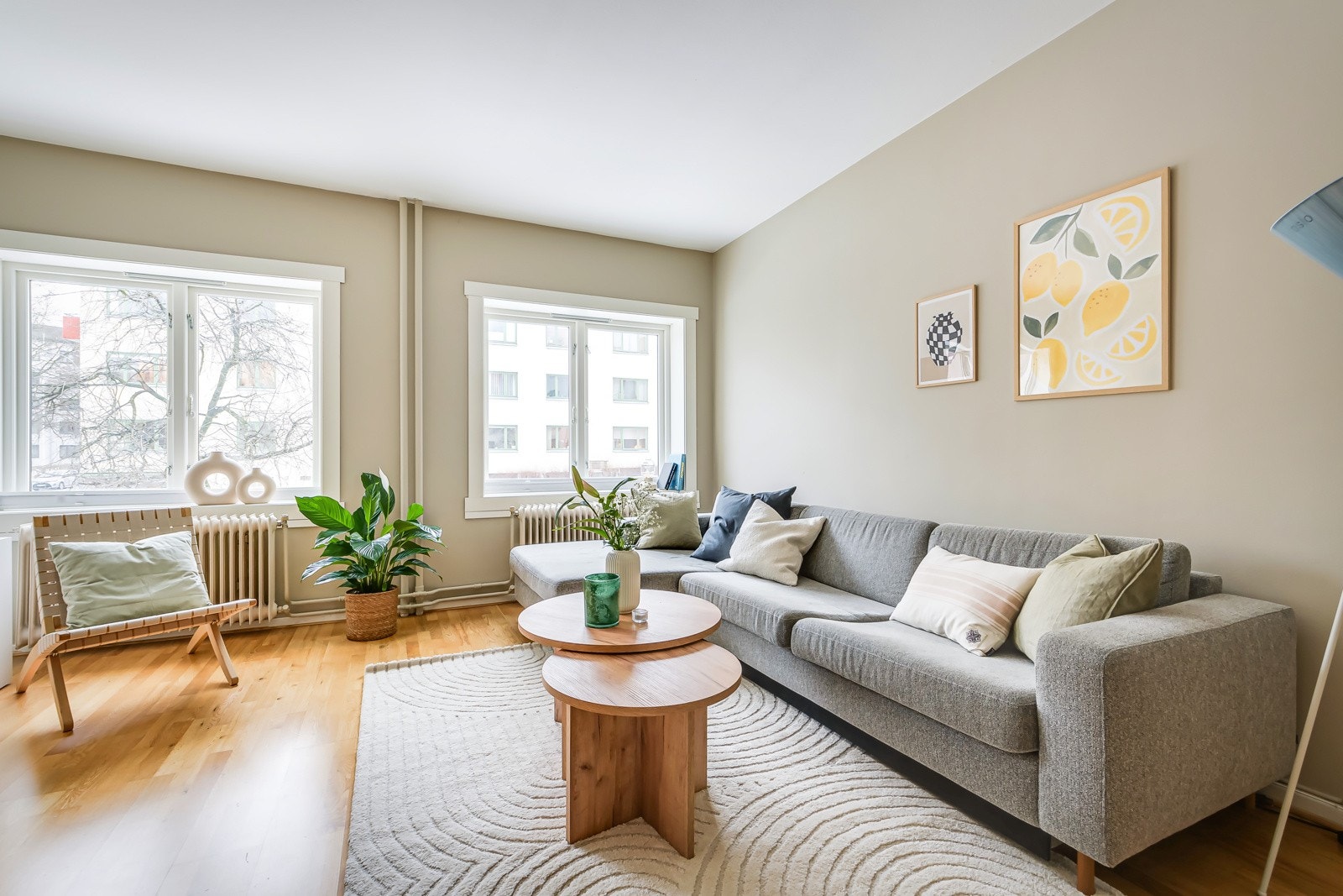 Stuen er det naturlige oppholdsrommet i leiligheten, og er et stort, lyst og fint rom. Galleribilde