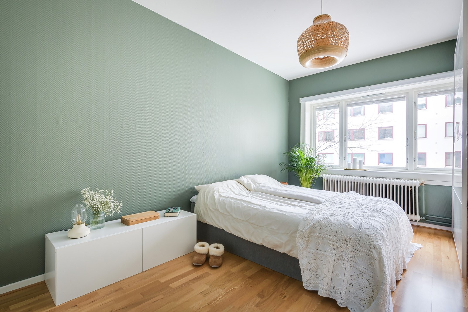 Leiligheten har et lyst og innbydende soverom malt i en fin mørk grønnfarge. Galleribilde