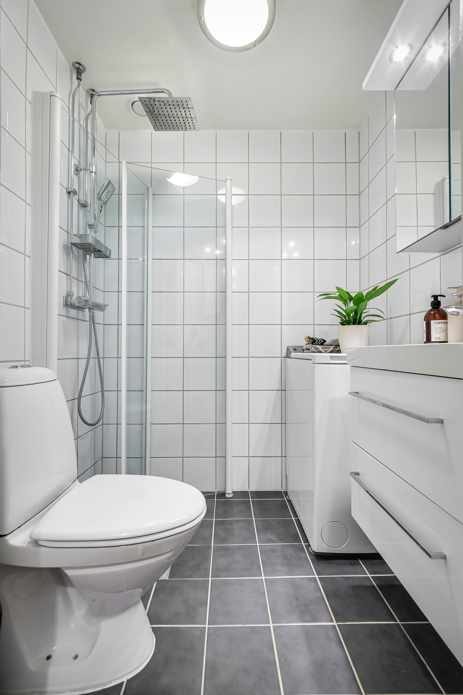 Baderommet er også utstyrt med gulvmontert toalett, det er plass og opplegg for vaskemaskin. Som beboer har du også tilgang til fellesvaskeri. Galleribilde