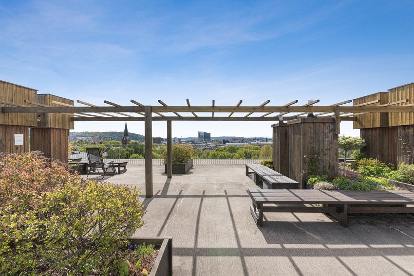 Det er tilgang til felles takterrasse, en herlig uteplass med optimale solforhold og en fantastisk utsikt over Oslo by. Galleribilde