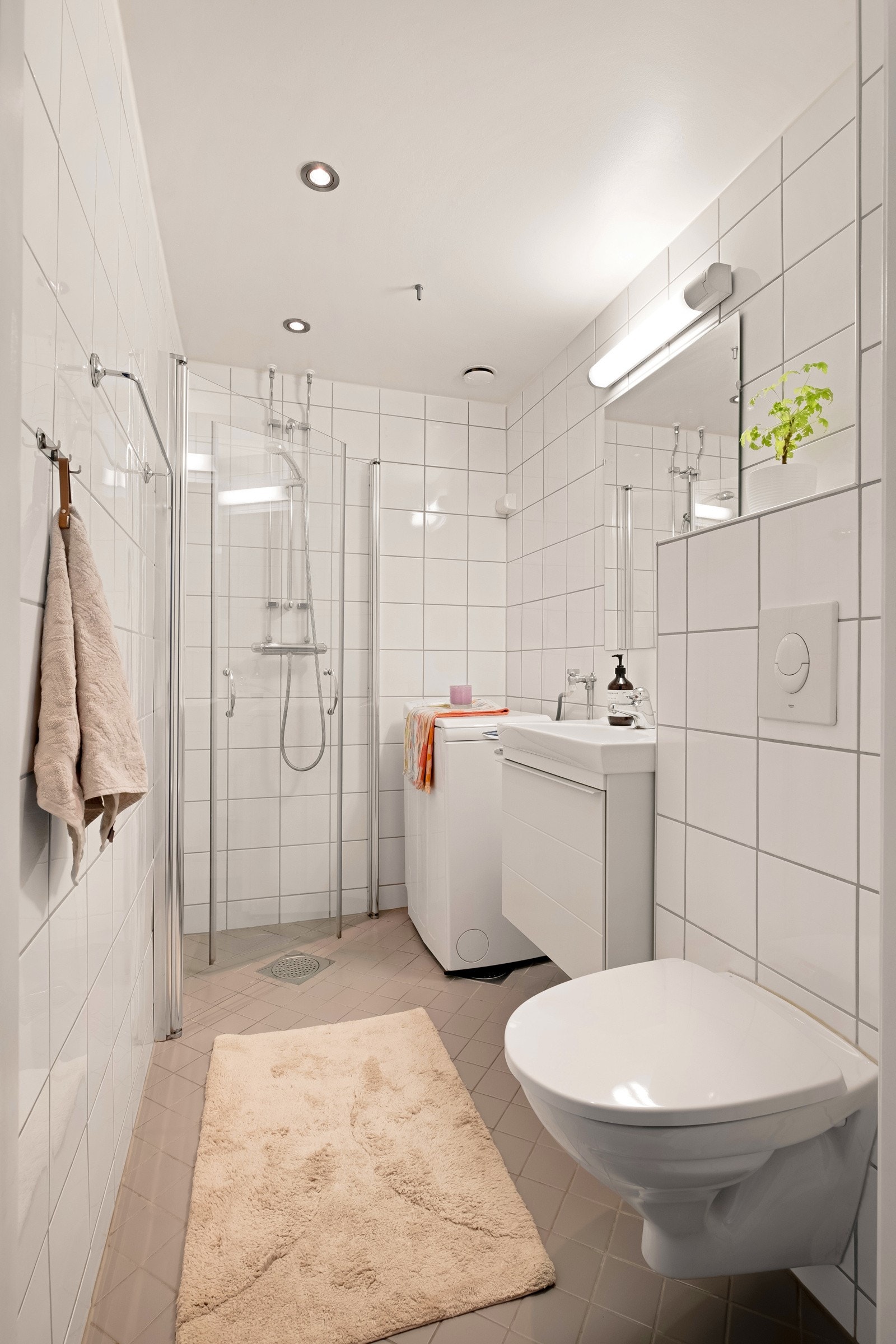 Badet har gulvvarme og opplegg for vaskemaskin. Vaskemaskinen følger boligen. Galleribilde
