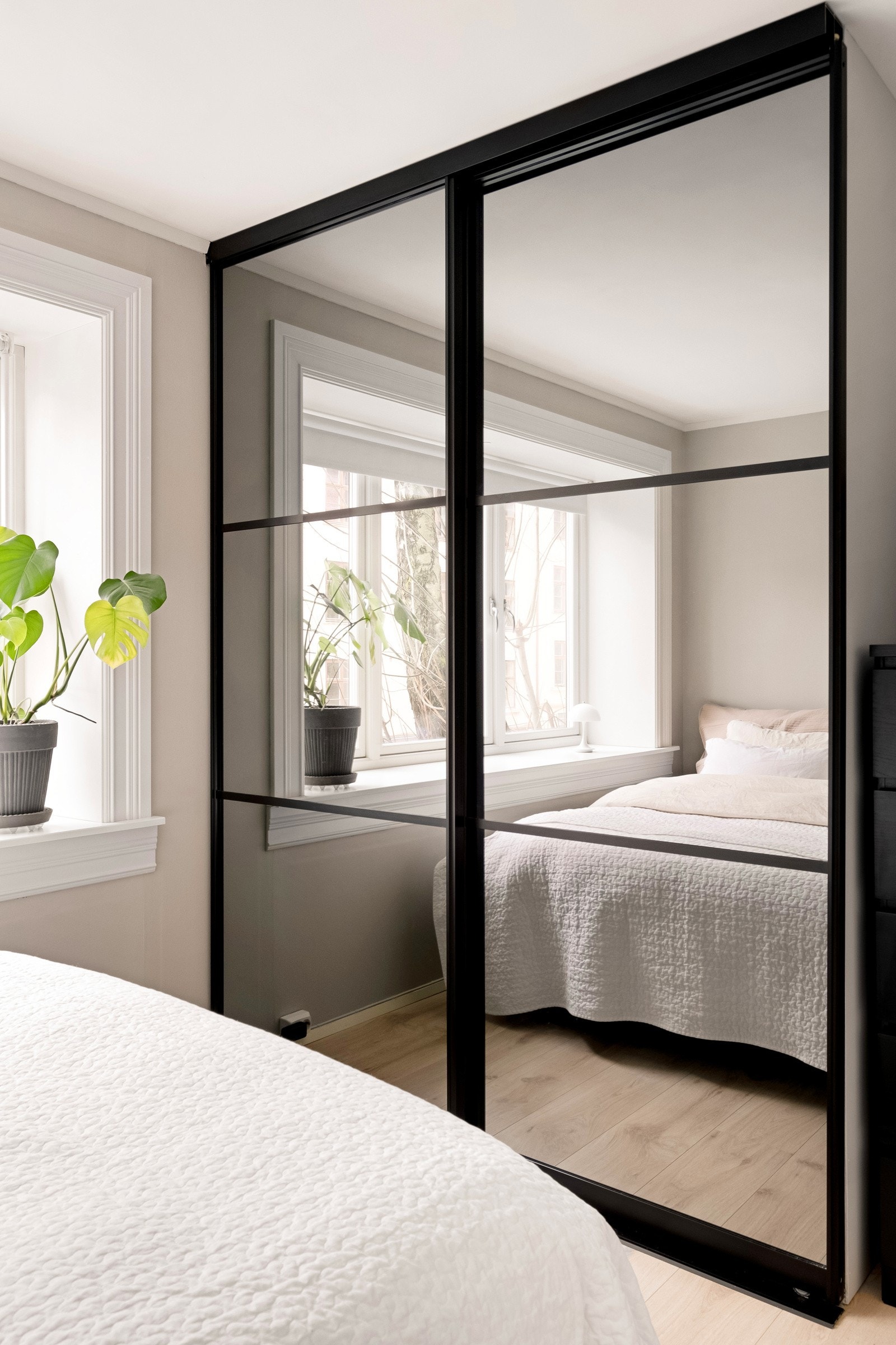 Skyvedørsgarderobe med speilfronter følger boligen. Galleribilde