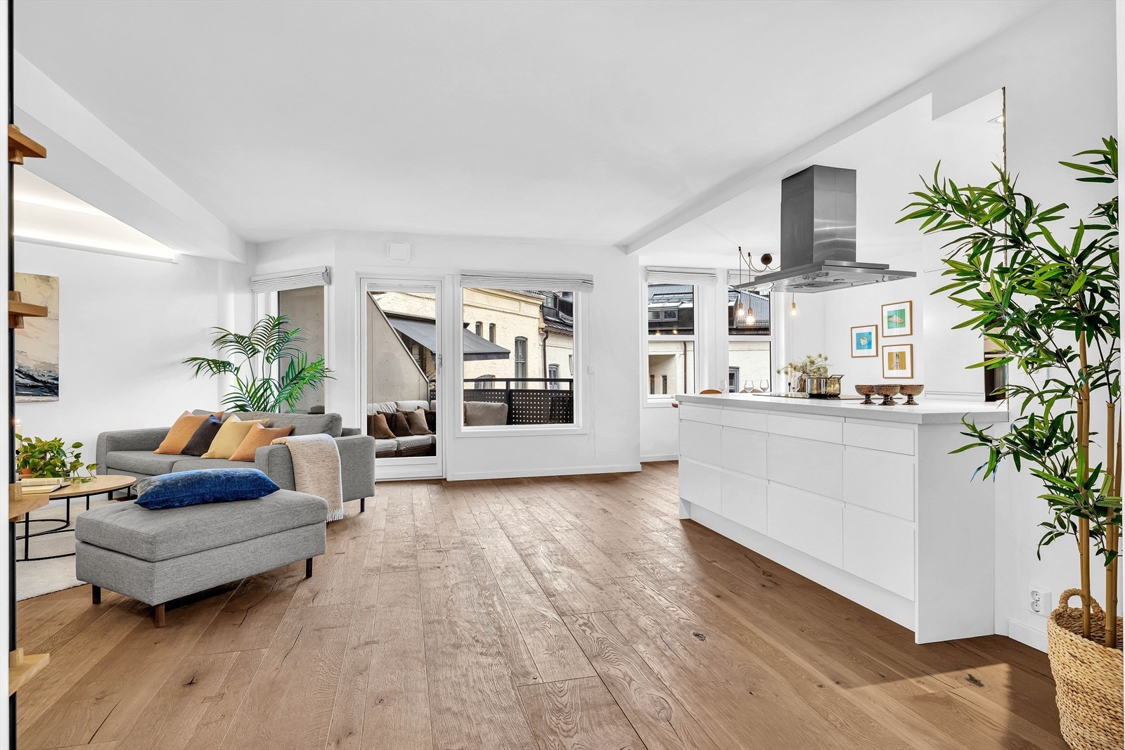 De store vindusflatene kombinert med gjennomgående planløsning gjør leiligheten svært lys og innbydende. Galleribilde