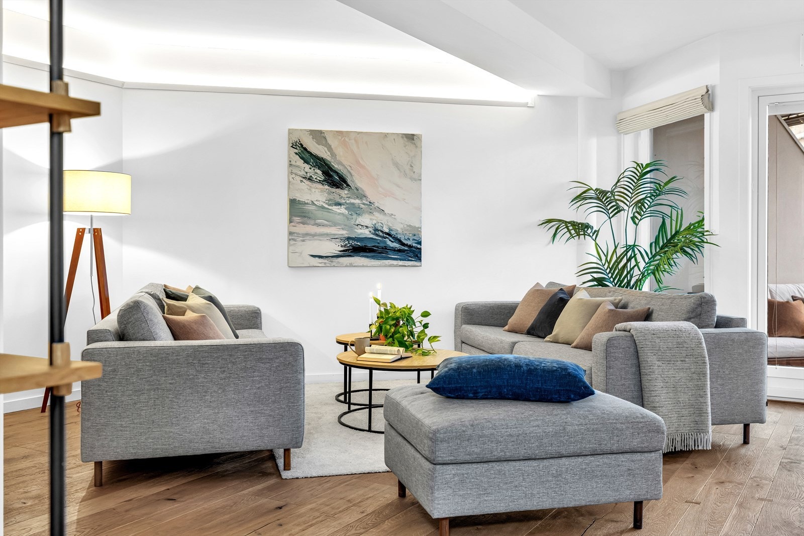 Stuen er av god størrelse med plass til stor sofagruppe med bord. Galleribilde