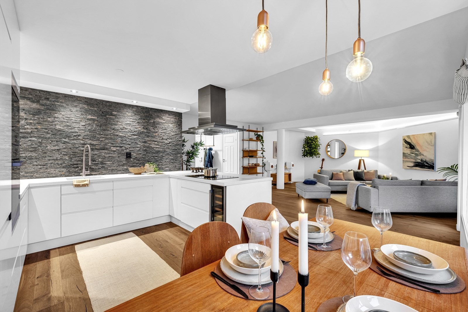 Kjøkkenet er både praktisk og innbydende med god plass for hele familien. Galleribilde