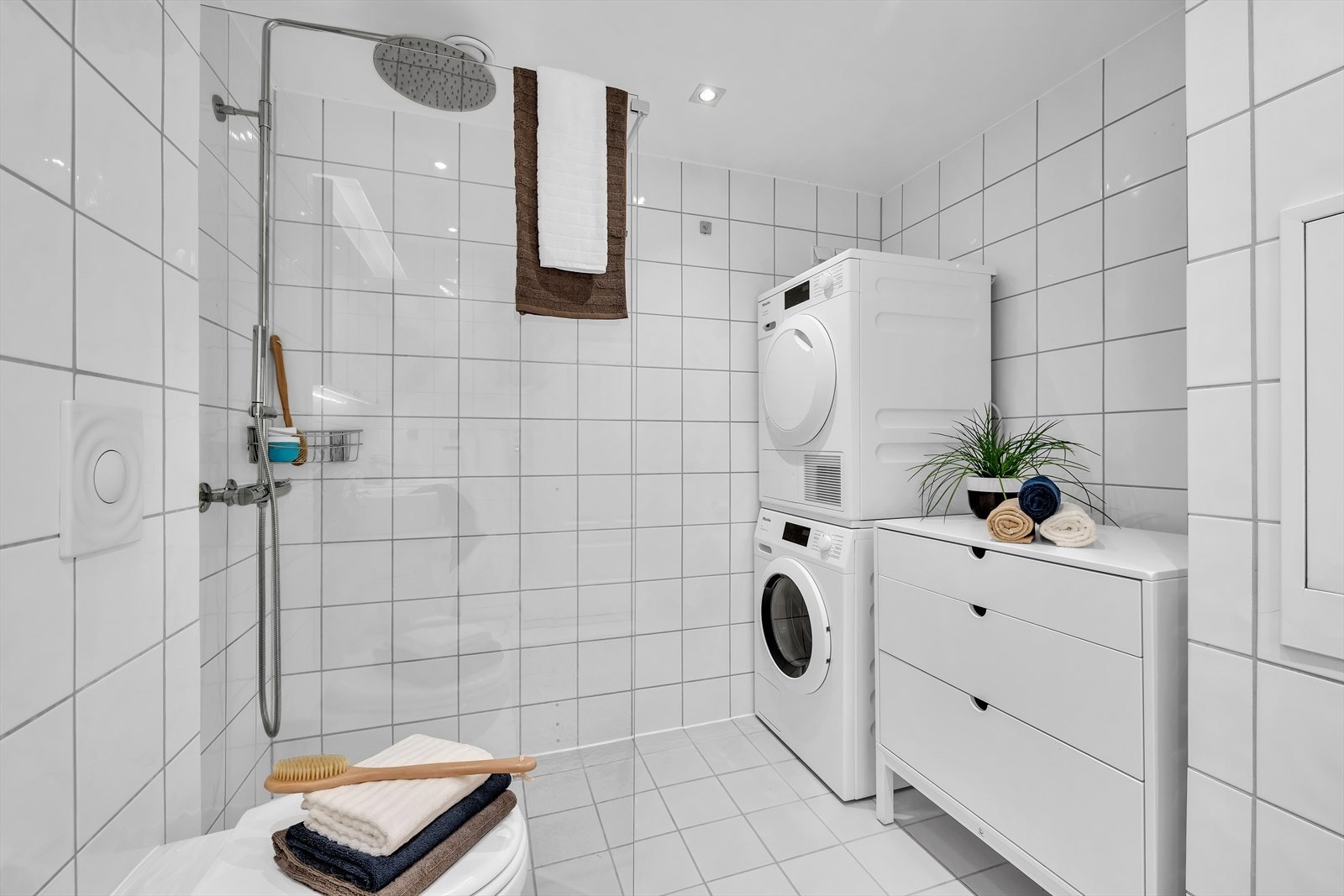 God plass til vaskemaskin, tørketrommel og skap. Galleribilde