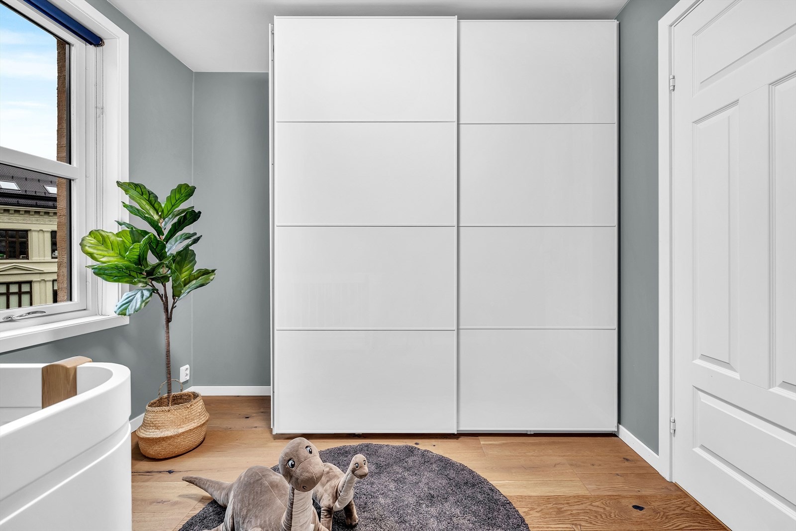 Godt med oppbevaringsplass på begge soverommene og i walk-in closet/bod i entréen. Galleribilde