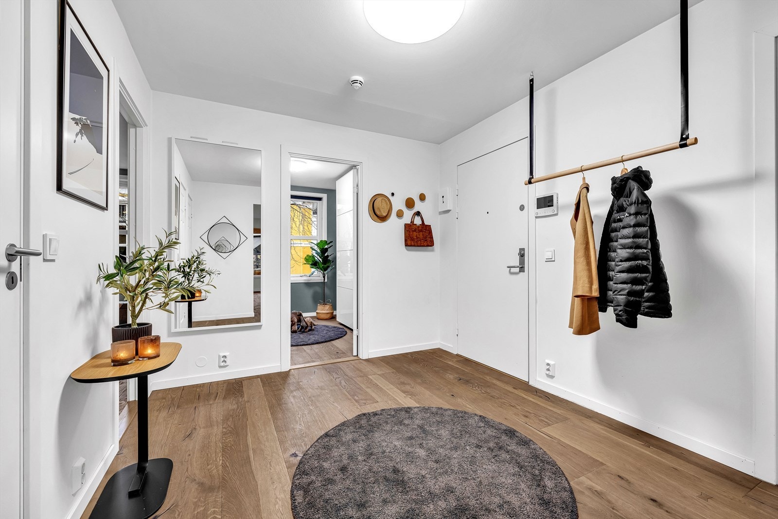 Romslig entré med adkomst til praktisk walk-in closet/bod. Galleribilde