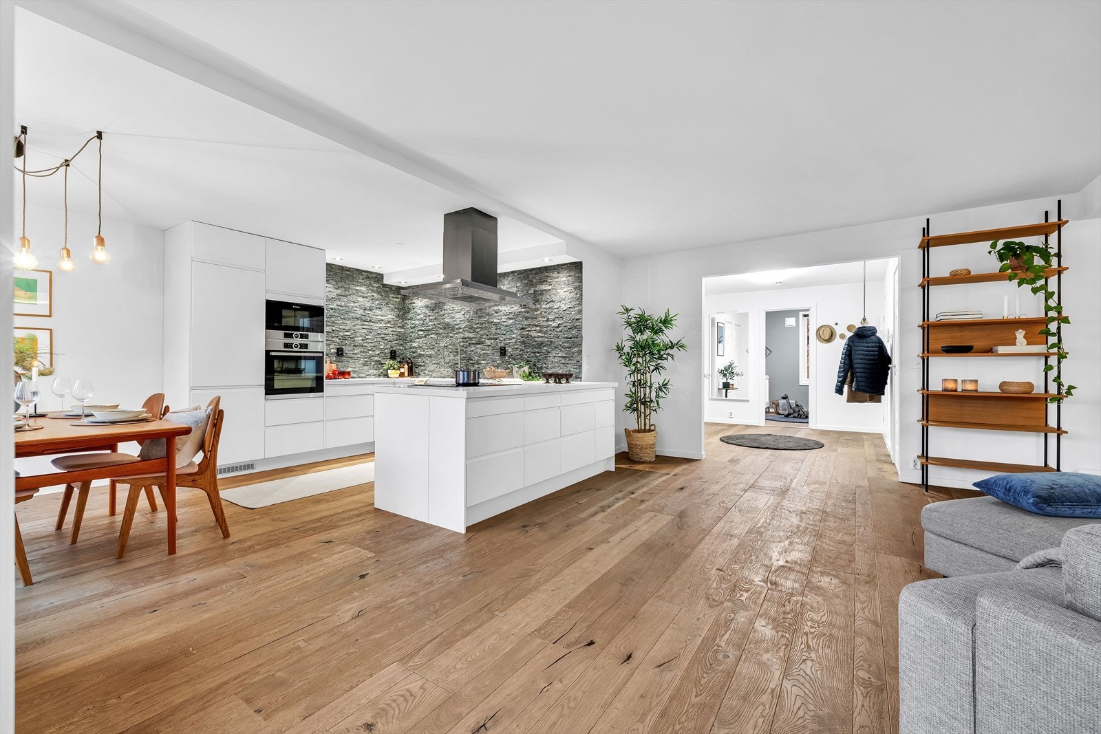 Kjøkkenet ligger i åpen, sosial løsning mot stuen og spisestuen. Galleribilde