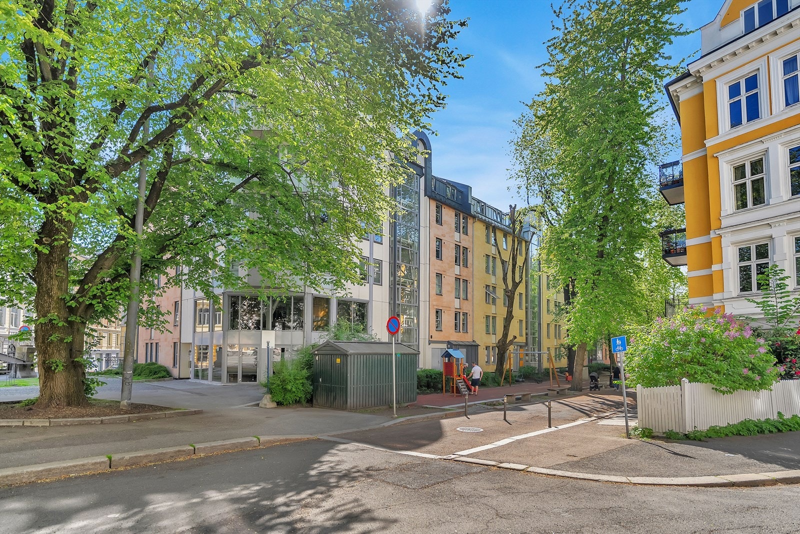 Leiligheten ligger fantastisk til i skjermede omgivelser i Vika. Gaten utenfor er bilfri. Galleribilde