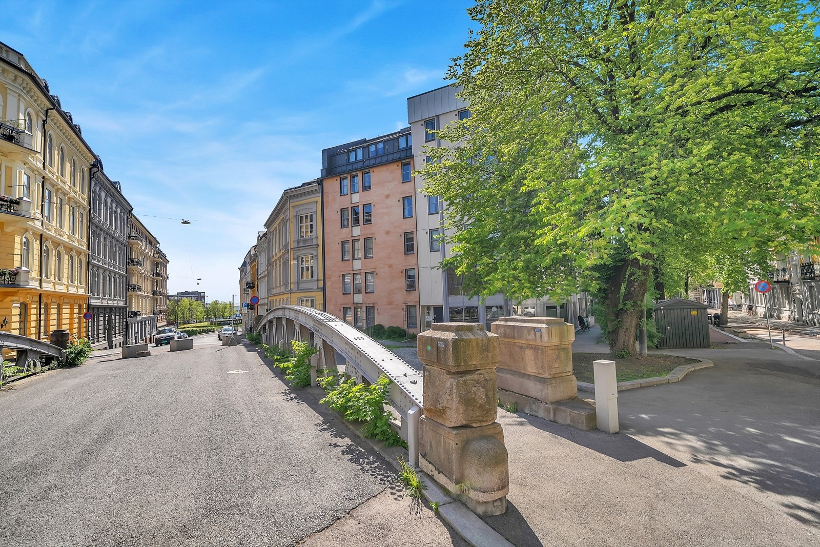 Leiligheten ligger kun 5 minutters gange fra Aker brygge og Tjuvholmen samt Solli plass. Gangavstand til all offentlig kommunikasjon, butikker, restauranter og ellers alle tenkelige servicetilbud Galleribilde